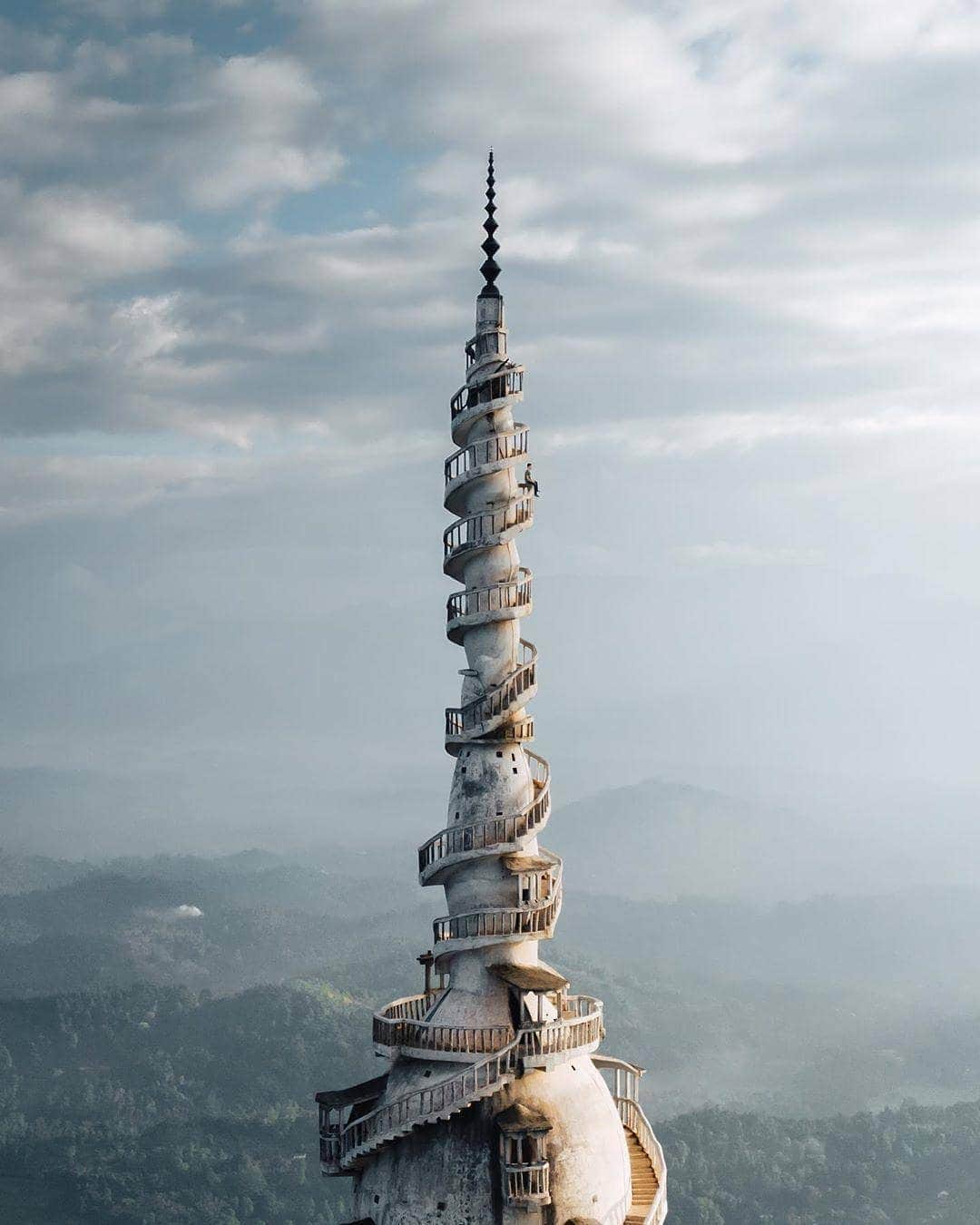 BEAUTIFUL DESTINATIONSさんのインスタグラム写真 - (BEAUTIFUL DESTINATIONSInstagram)「"We've all heard about the fairytale towers and castles of Europe, but how about Sri Lanka?" It is a dizzying climb to the top, but the Ambuluwawa Tower in Gampola is a sight to see! 👀(📷: @jordhammond 📍: Sri Lanka)」7月29日 21時00分 - beautifuldestinations