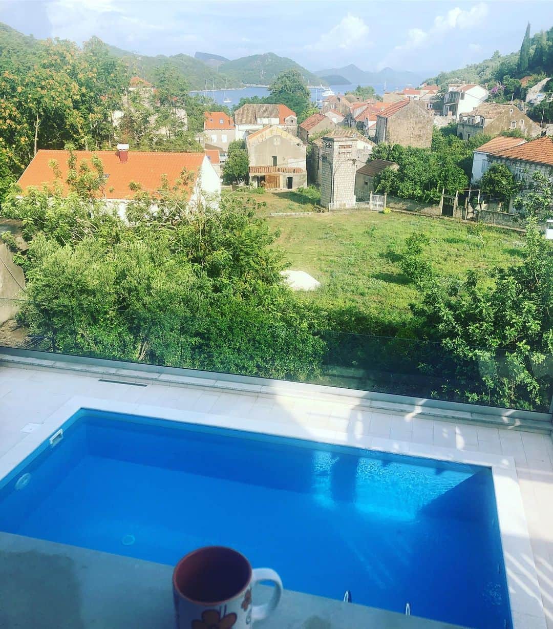 トニー・アゼベドのインスタグラム：「Waking up to morning coffee and this view at our villa on sipan! Morning training in the sea @prijezbabeach with the All Star team and Niksa Dobud @tonipopadic」
