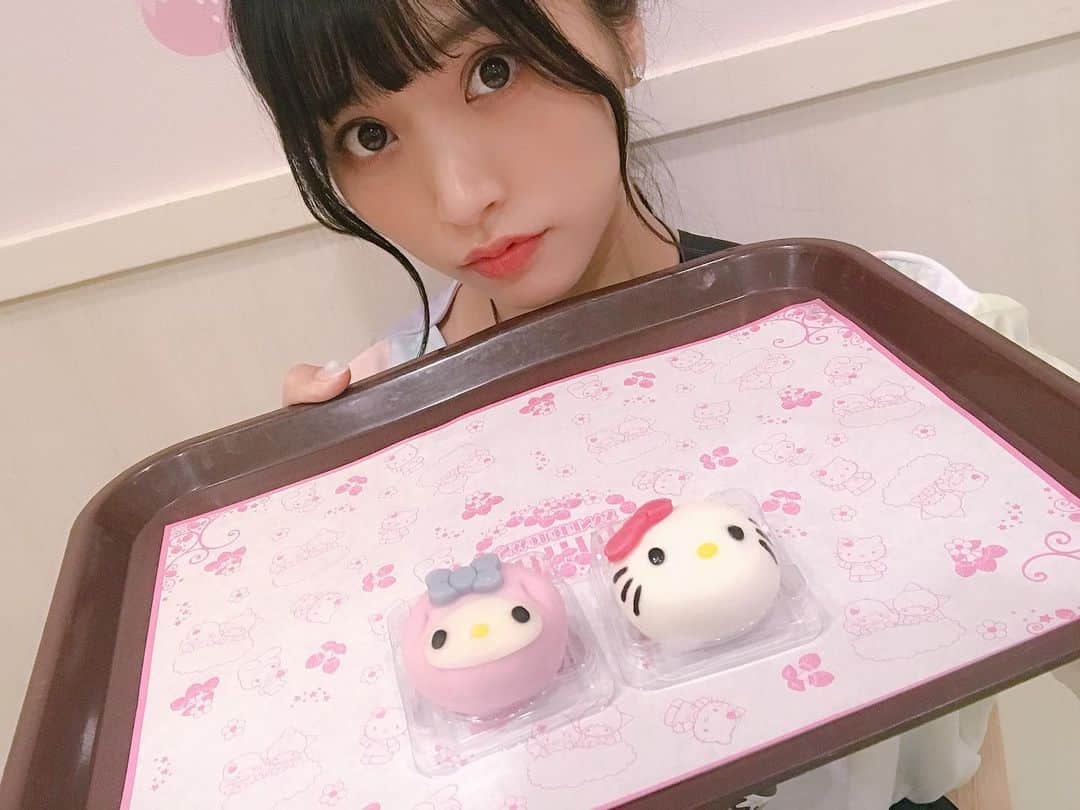 根岸愛のインスタグラム：「キティ大福 マイメロ大福 可愛くて美味しかった🤤 #サンリオ#サンリオピューロランド #フードコート #キティちゃん #マイメロディ #大福」