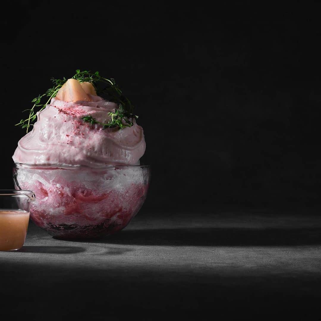 辻口博啓さんのインスタグラム写真 - (辻口博啓Instagram)「モンサンクレールのかき氷は味もボリュームも最高です。新作の桃のかき氷は、極限まで薄く削った氷に果肉感を残した白桃のシロップ、少し酸味の効いたヨーグルトシロップを加え、桃と練乳のエスプーマで仕上げます。 #辻口博啓 #tsujiguchihironobu #htsujiguchi #パティシエ #pâtissier #patissier #pastrychef #ショコラティエ #chocolatier #シェフ #chef #ownerchef #japan #スイーツ #sweets #グルメ #gourmet #お菓子 #gateaux #gateau #甜点 #糕点 #단거 #파티쉐 #instasweet #instasweets #モンサンクレール #自由が丘 #かき氷 #🍧」7月29日 15時47分 - htsujiguchi