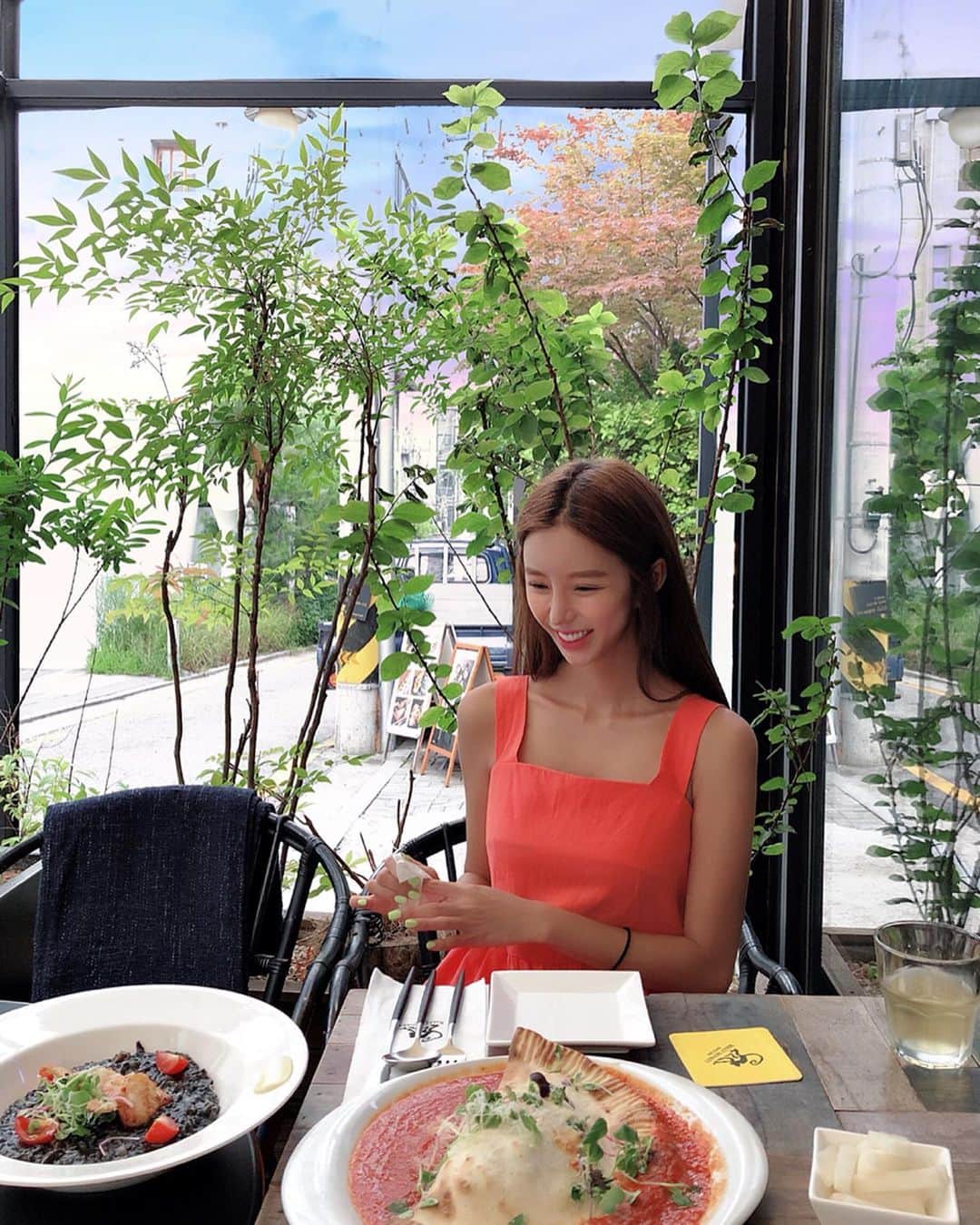 Son Ju Heeさんのインスタグラム写真 - (Son Ju HeeInstagram)「맛있는 음식 앞에선 항상 행복🧡 먹어 볼까유? . . #리샵 #랠리몽키 #도산공원맛집」7月29日 15時57分 - juhee__ss