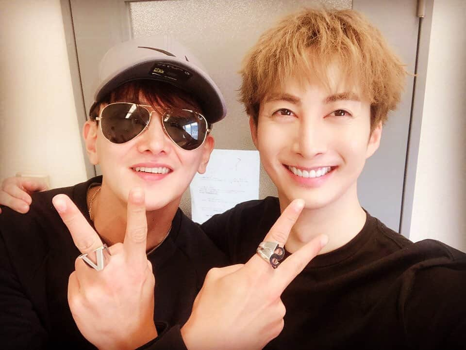 グァンス さんのインスタグラム写真 - (グァンス Instagram)「반갑다 @hyungjunking 친구야 ㅋㅋ 久しぶりー友人よー 笑笑 プロモーション #グァンばれ いい曲だったー」7月29日 15時50分 - kwangsamak