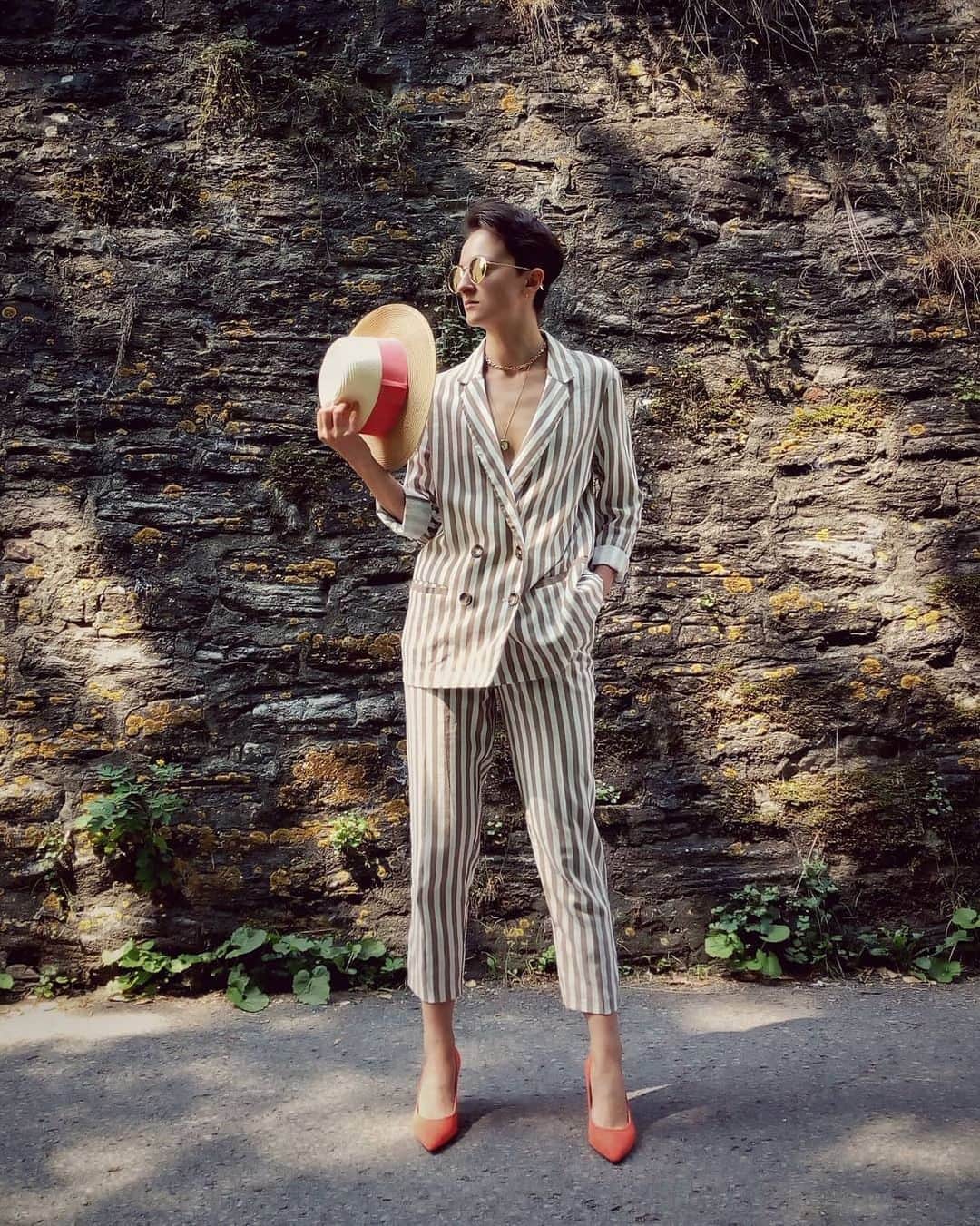 のインスタグラム：「We're loving the look of this outfit, @anna.ootd! #HM #HMxME #regram  Jacket: 0721544002  Trousers: 0764843001」