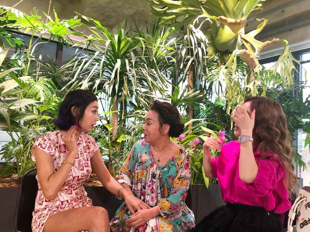 ピョン･ジョンスさんのインスタグラム写真 - (ピョン･ジョンスInstagram)「엄마는개구쟁이!!🐸 #새로시작하신#최고의한방  #대본없이도 우린 척척  준금언니도 첨뵈니 넘 잼있고  이쁘시고 같은 작품서뵈여  진짜웃기겠다 😂😂😂😂 #막내정수가잘모실께요」7月29日 15時55分 - hoyatoya