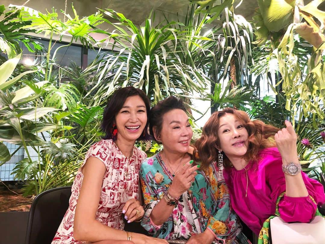ピョン･ジョンスさんのインスタグラム写真 - (ピョン･ジョンスInstagram)「엄마는개구쟁이!!🐸 #새로시작하신#최고의한방  #대본없이도 우린 척척  준금언니도 첨뵈니 넘 잼있고  이쁘시고 같은 작품서뵈여  진짜웃기겠다 😂😂😂😂 #막내정수가잘모실께요」7月29日 15時55分 - hoyatoya