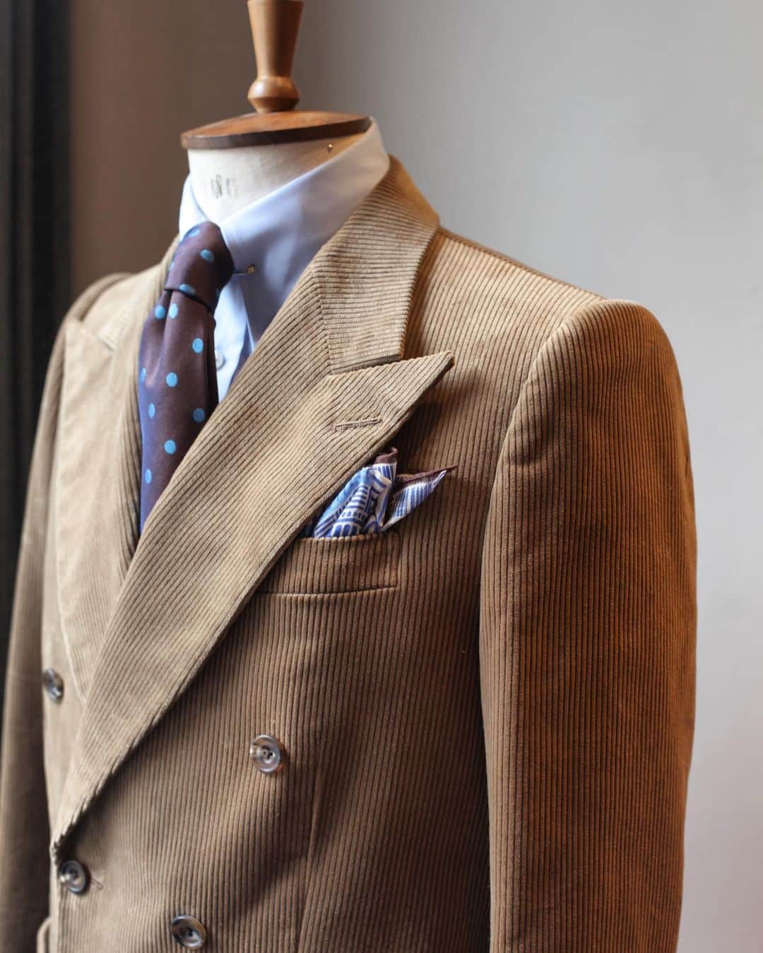 のインスタグラム：「Thinking ahead to autumn... . #TheSextonLook #Camel #Corduroy #DoubleBreasted #BespokeSuit #MadeInEngland #Luxury #Menswear #Timeless #BritishStyle」