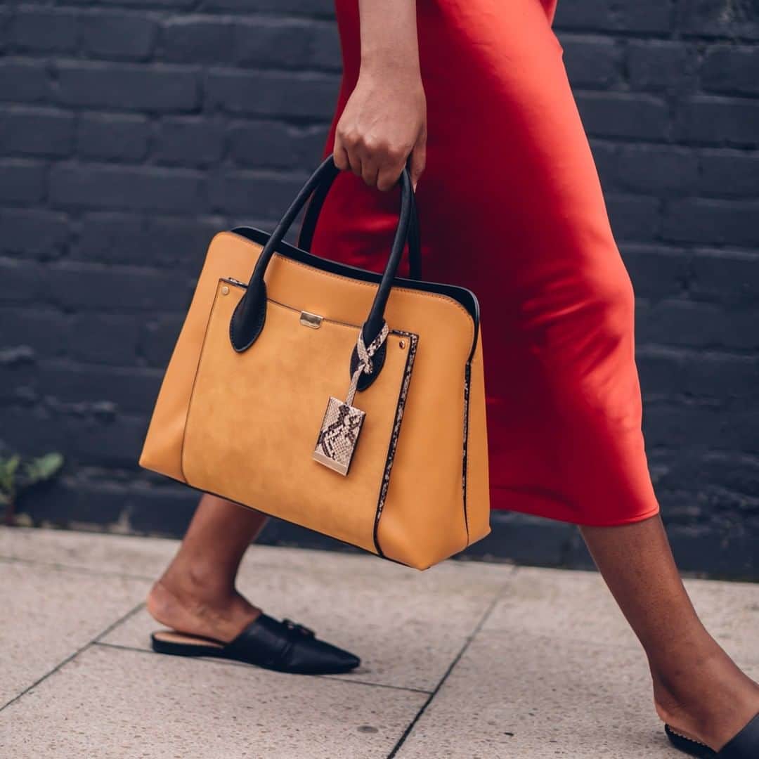 アクセサライズのインスタグラム：「Walking into the new week like @lolafaith in our stunning Tessa work tote. In a bold mustard yellow and lines with snake print details, it's not your average office bag. 🔍 7901150200 Tap the link in the bio to shop now.  #Accessorize #Accessorizer」