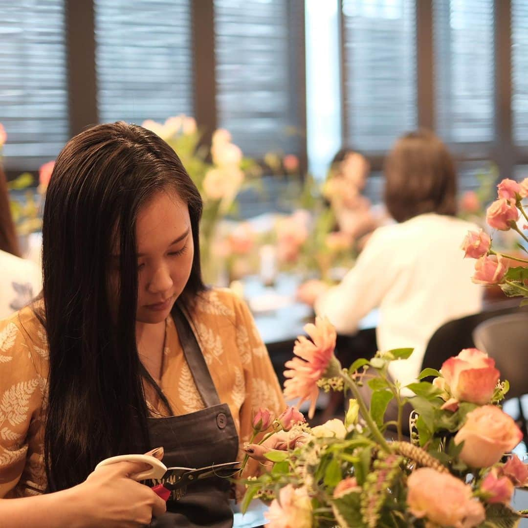 플로리스트 이주연 florist Lee Ju Yeonさんのインスタグラム写真 - (플로리스트 이주연 florist Lee Ju YeonInstagram)「. . @blossom_m_florist x @vanessflower . Flower work shop in Malaysia 🖤 . 한분한분 너무 예쁜 우리 학생들 집중하는 모습은 더욱 아름답네요 💓 . #수업문의 #주문예약 #lesson #Order  Katalk ID vaness52 클래스상시모집 당일꽃주문가능 WeChat ID vaness_flower E-mail vanessflower@naver.com . 강남구 역삼동608-16 📞02-545-6813 . #vanessflower #florist #flowershop #handtied #flowerlesson #花束 #花束包装 #바네스플라워 #플라워카페 #플로리스트 #꽃다발 #부케 #플로리스트학원 #역삼동꽃집 #역삼역꽃집 #언주역꽃집 #꽃꽂이수업 #플라워레슨 #꽃다발포장법 #꽃수업 #꽃주문 #하우스웨딩 #대관」7月29日 16時14分 - vanessflower