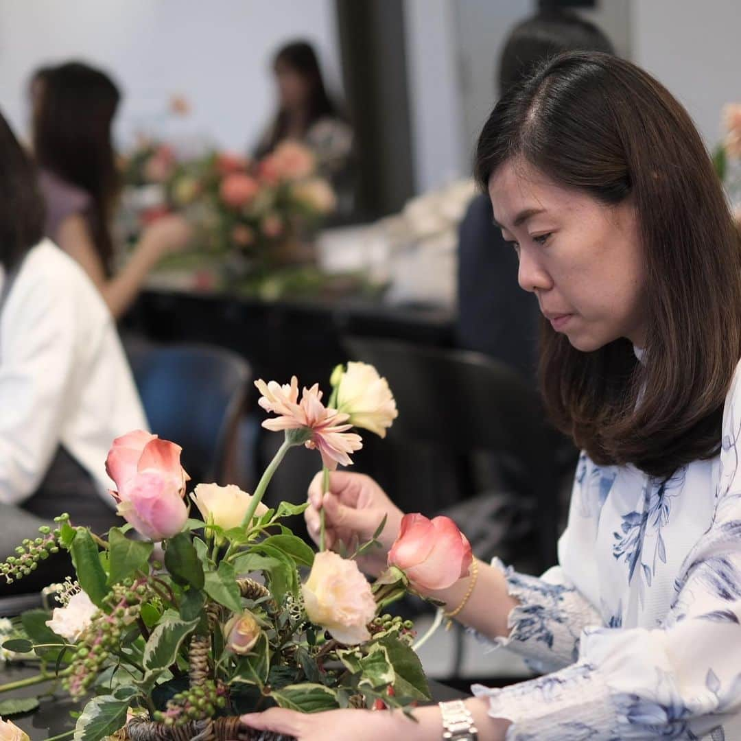 플로리스트 이주연 florist Lee Ju Yeonさんのインスタグラム写真 - (플로리스트 이주연 florist Lee Ju YeonInstagram)「. . @blossom_m_florist x @vanessflower . Flower work shop in Malaysia 🖤 . 한분한분 너무 예쁜 우리 학생들 집중하는 모습은 더욱 아름답네요 💓 . #수업문의 #주문예약 #lesson #Order  Katalk ID vaness52 클래스상시모집 당일꽃주문가능 WeChat ID vaness_flower E-mail vanessflower@naver.com . 강남구 역삼동608-16 📞02-545-6813 . #vanessflower #florist #flowershop #handtied #flowerlesson #花束 #花束包装 #바네스플라워 #플라워카페 #플로리스트 #꽃다발 #부케 #플로리스트학원 #역삼동꽃집 #역삼역꽃집 #언주역꽃집 #꽃꽂이수업 #플라워레슨 #꽃다발포장법 #꽃수업 #꽃주문 #하우스웨딩 #대관」7月29日 16時14分 - vanessflower