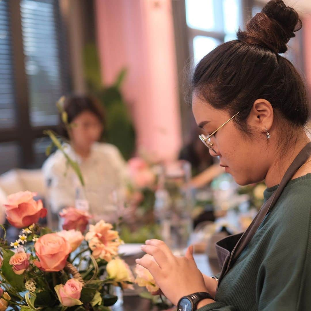 플로리스트 이주연 florist Lee Ju Yeonさんのインスタグラム写真 - (플로리스트 이주연 florist Lee Ju YeonInstagram)「. . @blossom_m_florist x @vanessflower . Flower work shop in Malaysia 🖤 . 한분한분 너무 예쁜 우리 학생들 집중하는 모습은 더욱 아름답네요 💓 . #수업문의 #주문예약 #lesson #Order  Katalk ID vaness52 클래스상시모집 당일꽃주문가능 WeChat ID vaness_flower E-mail vanessflower@naver.com . 강남구 역삼동608-16 📞02-545-6813 . #vanessflower #florist #flowershop #handtied #flowerlesson #花束 #花束包装 #바네스플라워 #플라워카페 #플로리스트 #꽃다발 #부케 #플로리스트학원 #역삼동꽃집 #역삼역꽃집 #언주역꽃집 #꽃꽂이수업 #플라워레슨 #꽃다발포장법 #꽃수업 #꽃주문 #하우스웨딩 #대관」7月29日 16時14分 - vanessflower