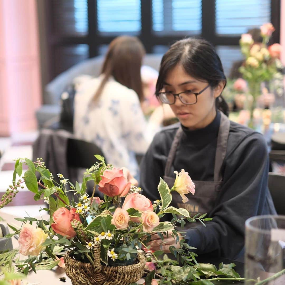 플로리스트 이주연 florist Lee Ju Yeonさんのインスタグラム写真 - (플로리스트 이주연 florist Lee Ju YeonInstagram)「. . @blossom_m_florist x @vanessflower . Flower work shop in Malaysia 🖤 . 한분한분 너무 예쁜 우리 학생들 집중하는 모습은 더욱 아름답네요 💓 . #수업문의 #주문예약 #lesson #Order  Katalk ID vaness52 클래스상시모집 당일꽃주문가능 WeChat ID vaness_flower E-mail vanessflower@naver.com . 강남구 역삼동608-16 📞02-545-6813 . #vanessflower #florist #flowershop #handtied #flowerlesson #花束 #花束包装 #바네스플라워 #플라워카페 #플로리스트 #꽃다발 #부케 #플로리스트학원 #역삼동꽃집 #역삼역꽃집 #언주역꽃집 #꽃꽂이수업 #플라워레슨 #꽃다발포장법 #꽃수업 #꽃주문 #하우스웨딩 #대관」7月29日 16時14分 - vanessflower