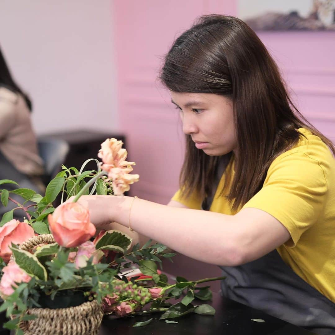 플로리스트 이주연 florist Lee Ju Yeonさんのインスタグラム写真 - (플로리스트 이주연 florist Lee Ju YeonInstagram)「. . @blossom_m_florist x @vanessflower . Flower work shop in Malaysia 🖤 . 한분한분 너무 예쁜 우리 학생들 집중하는 모습은 더욱 아름답네요 💓 . #수업문의 #주문예약 #lesson #Order  Katalk ID vaness52 클래스상시모집 당일꽃주문가능 WeChat ID vaness_flower E-mail vanessflower@naver.com . 강남구 역삼동608-16 📞02-545-6813 . #vanessflower #florist #flowershop #handtied #flowerlesson #花束 #花束包装 #바네스플라워 #플라워카페 #플로리스트 #꽃다발 #부케 #플로리스트학원 #역삼동꽃집 #역삼역꽃집 #언주역꽃집 #꽃꽂이수업 #플라워레슨 #꽃다발포장법 #꽃수업 #꽃주문 #하우스웨딩 #대관」7月29日 16時14分 - vanessflower