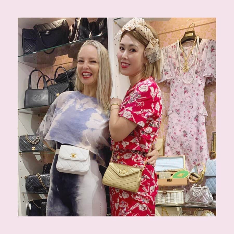 vintage Qooさんのインスタグラム写真 - (vintage QooInstagram)「Thank you for coming to VINTAGE QOO TOKYO Sia @siamusic 💋 We are hornered to have you here! Hope you like the CHANEL super star🌟 See you again soon❤️❤️❤️ @vintageqoo . #qootokyo #新qoo」7月29日 16時16分 - vintageqoo