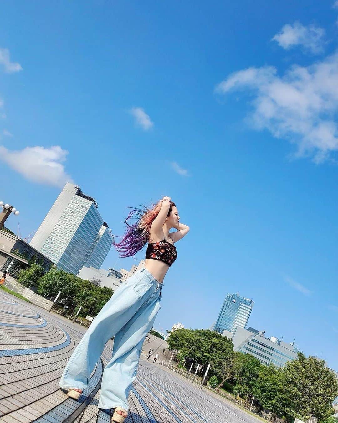 のインスタグラム：「最近写真撮るように頑張てる★★★★ 👖： @rurume_official  #instafashion #fashion #code #reddress #ootd #패션 #코디 #패션스타그램 #코디스타그램 #오오티디 #👖」