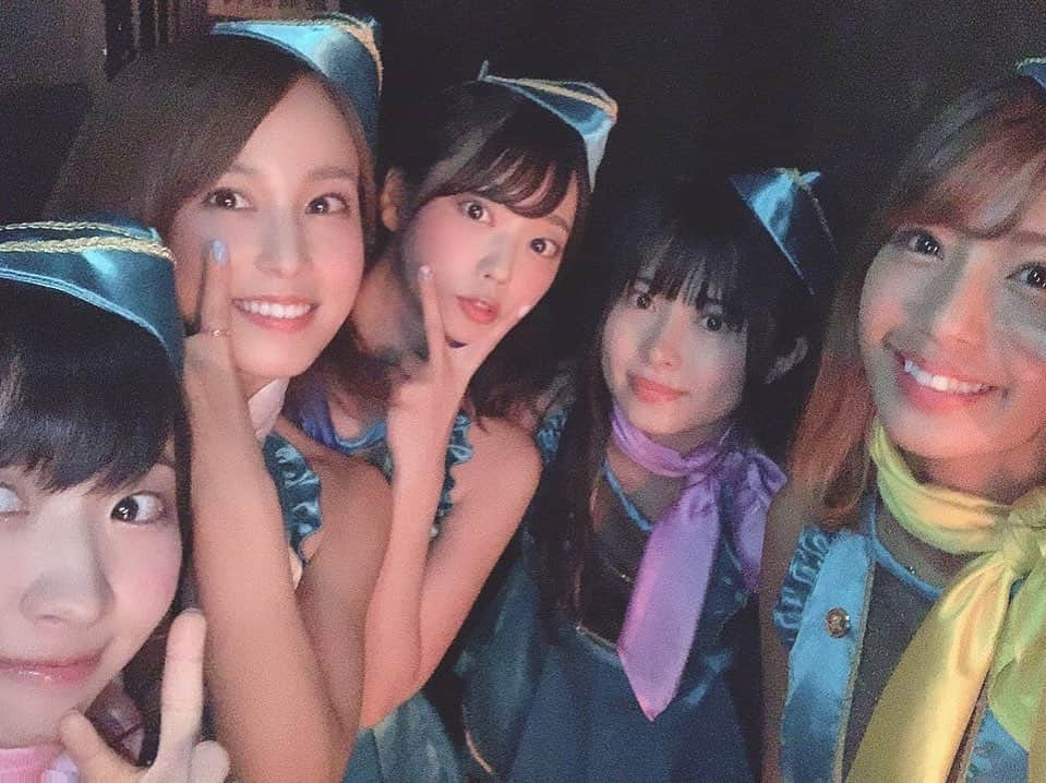 橋本梨菜さんのインスタグラム写真 - (橋本梨菜Instagram)「大阪でのインストアイベント！ まずはHMV心斎橋ありがとうございましたー！！！！😊♥️♥️♥️✨✨✨ 久しぶりの顔もたくさん見れました  ほっしーも含めて みんなでご飯して 銭湯行って楽しすぎました！ 楽しすぎて声枯れる笑  次の日は！ ヨドバシカメラ 梅田 皆さまありがとうございました！  またシングルもアルバムも完売しました〜〜😂❤️❤️❤️ すーーーごいたくさんの人で 楽しかったな〜〜✈️ 夜はバナナホールにて 5人ラストライブでした！！！！ 5人での思い出がたーーーくさんあるから、気がついたら涙がとまらなくなってて、ごめんね😢  でも今の最強5人を超えるために 8/8から7人になります！ もっと最強になるので見ててね  みんないつもホンマにありがとう！ だいすきやー！」7月29日 16時13分 - hashimoto_rina_