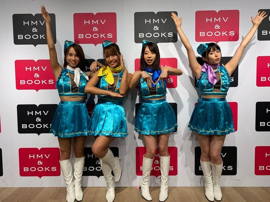 橋本梨菜さんのインスタグラム写真 - (橋本梨菜Instagram)「大阪でのインストアイベント！ まずはHMV心斎橋ありがとうございましたー！！！！😊♥️♥️♥️✨✨✨ 久しぶりの顔もたくさん見れました  ほっしーも含めて みんなでご飯して 銭湯行って楽しすぎました！ 楽しすぎて声枯れる笑  次の日は！ ヨドバシカメラ 梅田 皆さまありがとうございました！  またシングルもアルバムも完売しました〜〜😂❤️❤️❤️ すーーーごいたくさんの人で 楽しかったな〜〜✈️ 夜はバナナホールにて 5人ラストライブでした！！！！ 5人での思い出がたーーーくさんあるから、気がついたら涙がとまらなくなってて、ごめんね😢  でも今の最強5人を超えるために 8/8から7人になります！ もっと最強になるので見ててね  みんないつもホンマにありがとう！ だいすきやー！」7月29日 16時13分 - hashimoto_rina_