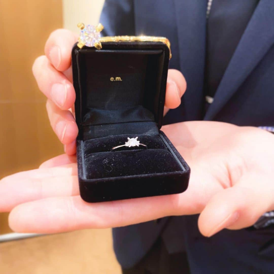 bijouxthreecさんのインスタグラム写真 - (bijouxthreecInstagram)「〔e.m.MARIAGE〕 3つ石デザインのエンゲージリング💍どのようなデザインのマリッジリングとも相性が良いシンプルなデザインです◎ ビジューが揺れる専用ボックスも特別感たっぷりですね🎁  #emMARIAGE #イーエムマリアージュ  #イーエム婚約指輪  #イーエム結婚指輪 #jewelry #marriagering #engagementring #bridal #マリッジリング #エンゲージリング #結婚指輪 #婚約指輪 #プレ花嫁 #プロポーズ #サプライズ #bijouxthreecBRIDAL #bijouxthreec  #ビジュースリーク #新潟 #古町 #クラッシュアンドカンパニー」7月29日 16時23分 - bijouxthreec