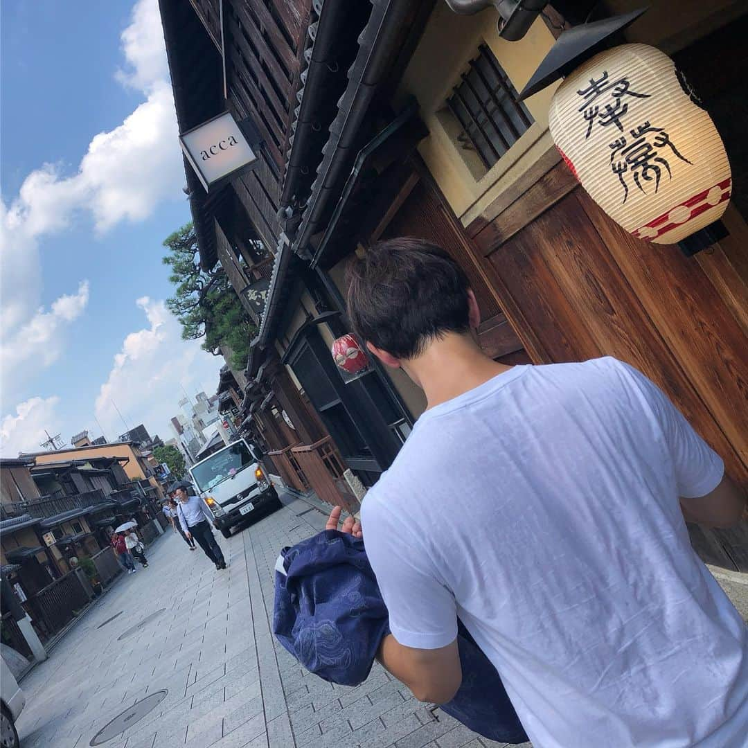 山崎ケイさんのインスタグラム写真 - (山崎ケイInstagram)「祇園花月のお出番いただきましたのどす👘  #米うますぎ #しゅんP1.5杯 #私2杯 #八坂神社 #しゅんP大吉 #私半吉 #半吉？ #かき氷求め小径へ #小道より小径の方が京都感 #目的のお店やってない #夏の男子の背中 #暑すぎて近くのカフェに飛び込む #コーヒーの量がはんなり」7月29日 16時18分 - kei_yamazaki_aisekistart