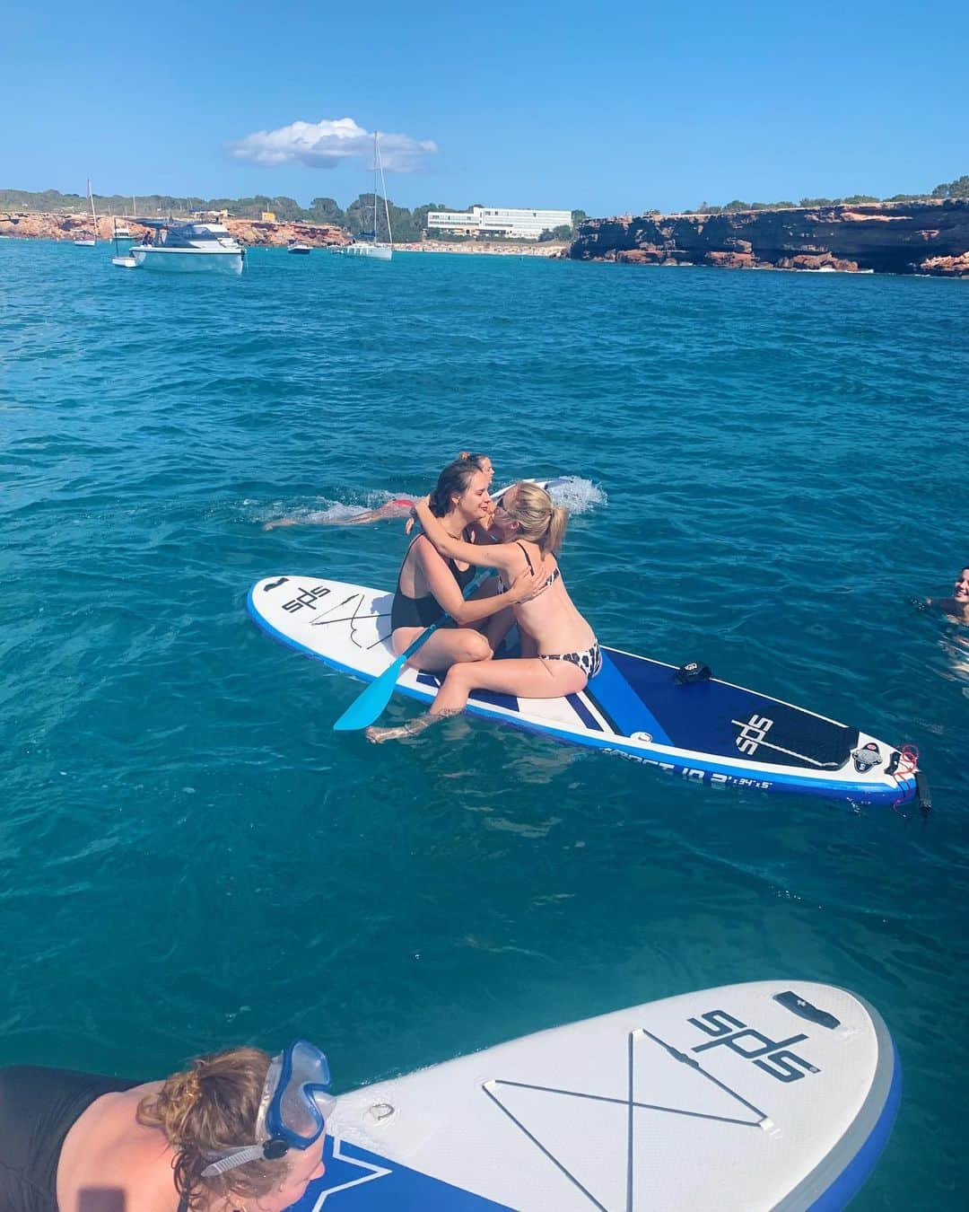 タニヤ・バーさんのインスタグラム写真 - (タニヤ・バーInstagram)「Boat day ⚓️🌞💕🌊」7月29日 16時18分 - tanyaburr