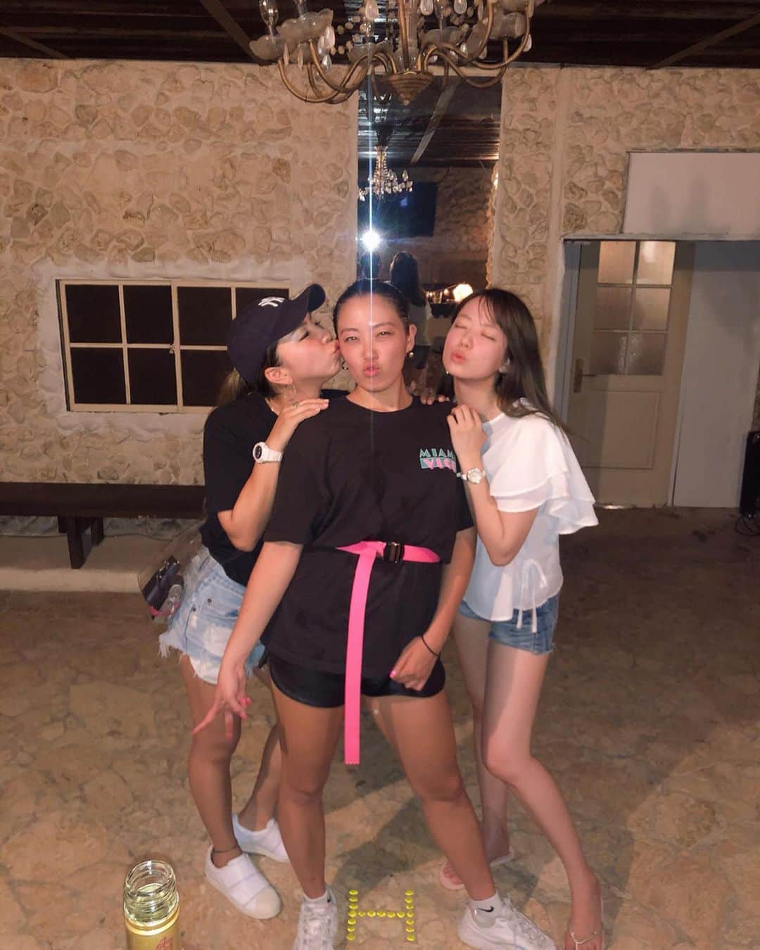小野美公さんのインスタグラム写真 - (小野美公Instagram)「うちらの旅は、生涯青春。←クソだせえのに最高に好き。爆笑 らぶすぎ💓🥺 #宮古島 #miyakojima #japanesegirl」7月29日 16時21分 - mikuhead