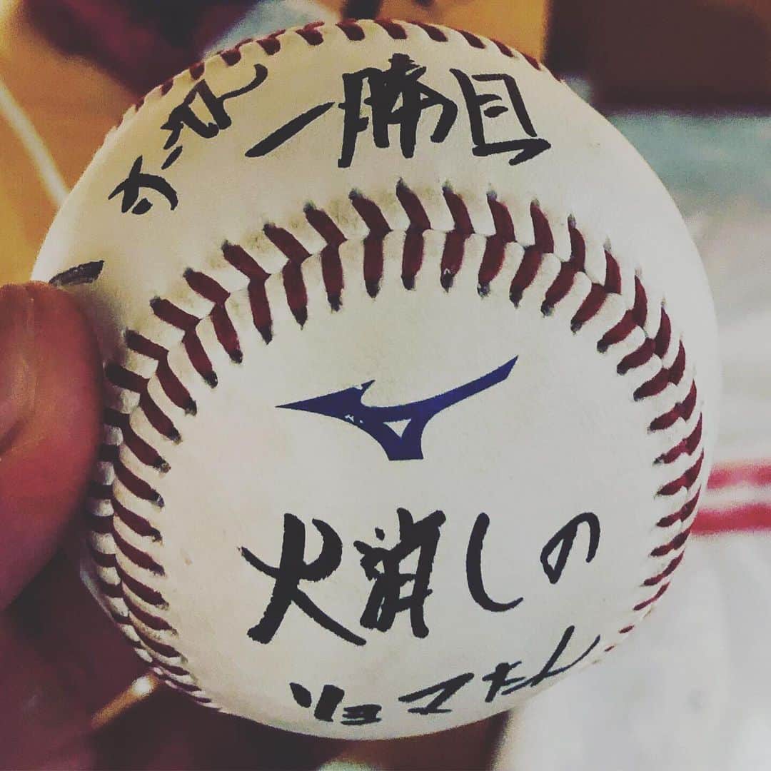 松田遼馬さんのインスタグラム写真 - (松田遼馬Instagram)「かいのがウイニングボールに書いてくれました^_^ バカにしてるなー🤔🤔🤔笑笑 #甲斐野央」7月29日 16時22分 - r.matsuda42