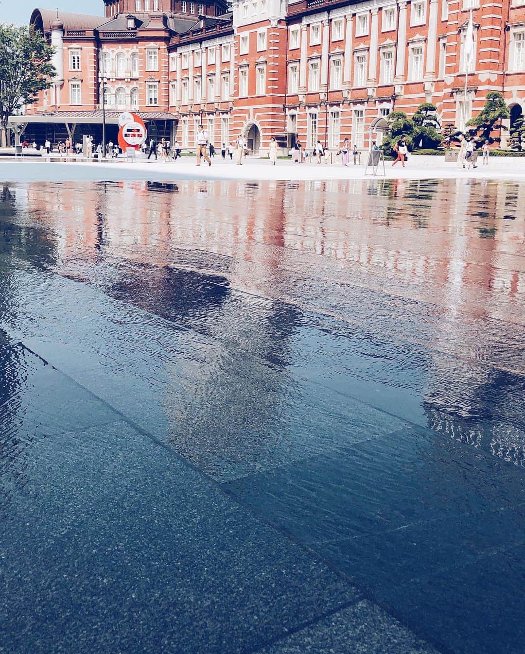 東京ステーションホテルTokyo Station Hotelさんのインスタグラム写真 - (東京ステーションホテルTokyo Station HotelInstagram)「今夏も東京駅丸の内駅舎前に水が張られています。﻿ 近づくとそよぐ風が涼やかに。﻿ ﻿ In the “Uchimizu system”, 5mm of water is covered in front of Tokyo Station Marunouchi Building. It feels cool when walking along the water. This scene is one of Toyo Station’s summer features.﻿ ﻿ —————————————————————﻿﻿ #hotsummer #cooldown #japanesetradition #tokyostation #marunouchi #tokyostationhotel #tokyotrip #東京ステーションホテル #東京駅 #丸の内 #夏の風物詩 #東京駅舎 #打ち水 #夏の涼 #水張り」7月29日 16時22分 - tokyostationhotel