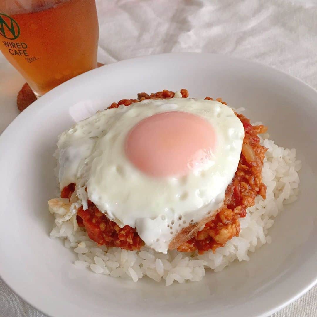 山西章博のインスタグラム：「今日のご飯。キーマカレーなのさ！ #キーマカレー #豚ひき肉 #100ｇ98円 #目玉焼きのせ  #見えないけど下にチーズも #夏はカレー  #初心者主夫」