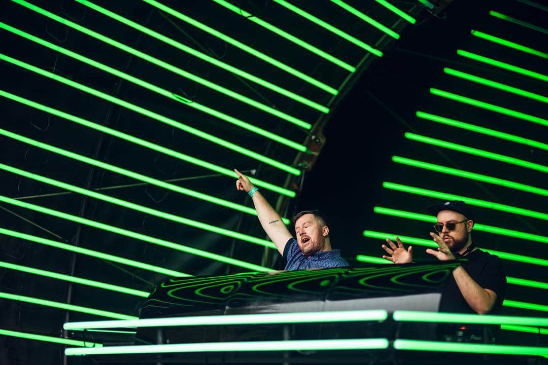 のインスタグラム：「Big ❤️ to everyone that came out to see us in the rain at @tomorrowland & huge thanks to @themagicianclub for having us play on his awesome @potionrecords stage again 🙏🏻」