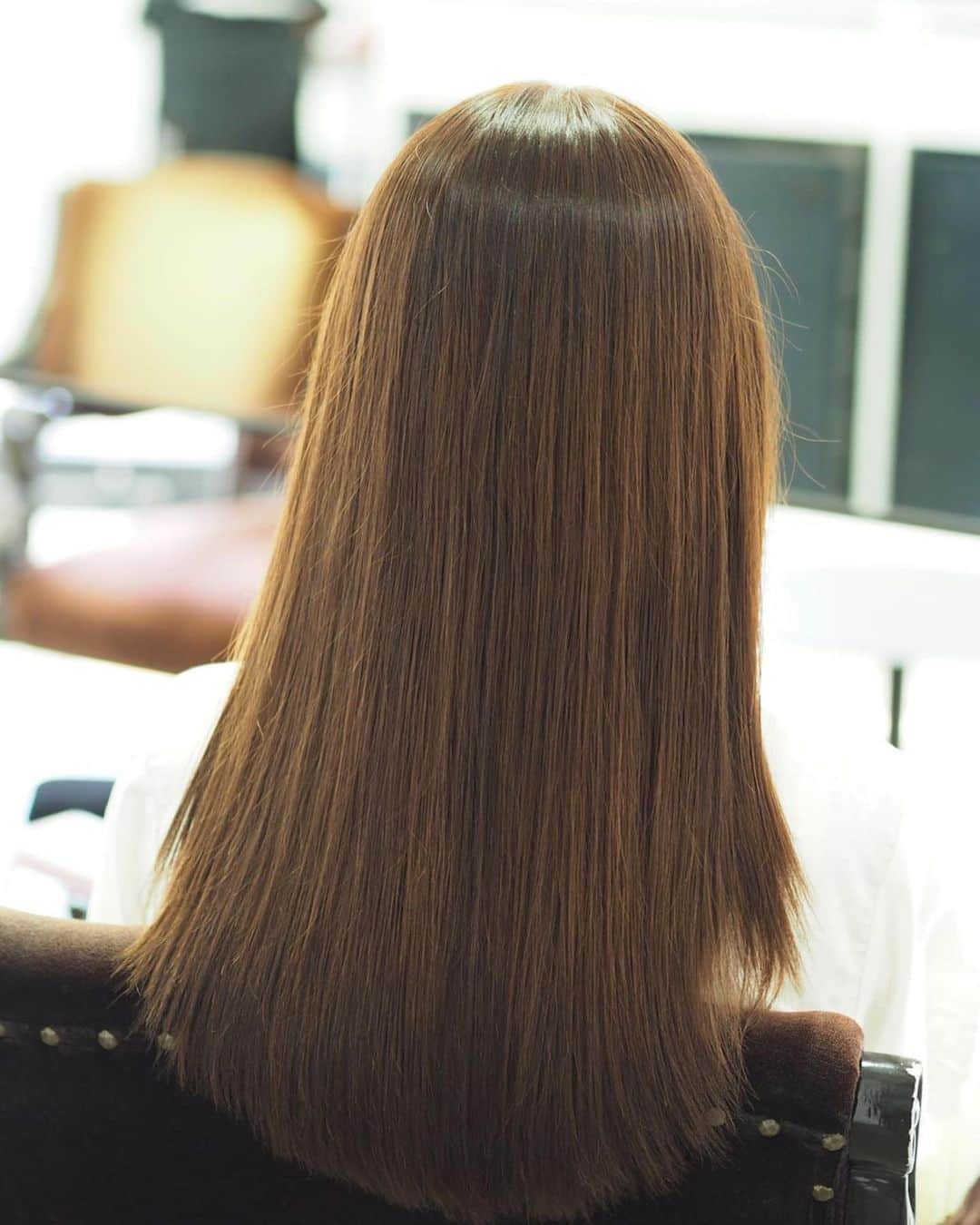 真坂美帆さんのインスタグラム写真 - (真坂美帆Instagram)「★つやつや♡★ ずっと通っている美容室で髪をカラー、トリートメント＆カットしてもらいました🧸✨ 髪がキレイだとテンション上がります♡ ・ 写真は美容師さんが撮影してくれました。いつも撮ってくれるんだけど、これはお気に入りっ♪ いつもありがとうございます！！ #ootd #hair #haircolor #japanese #japanesegirl #instagirl #ヘア #シャツ #ビジョビ #髪 #キレイになりたい」7月29日 16時28分 - miho.sakurazaka_mii