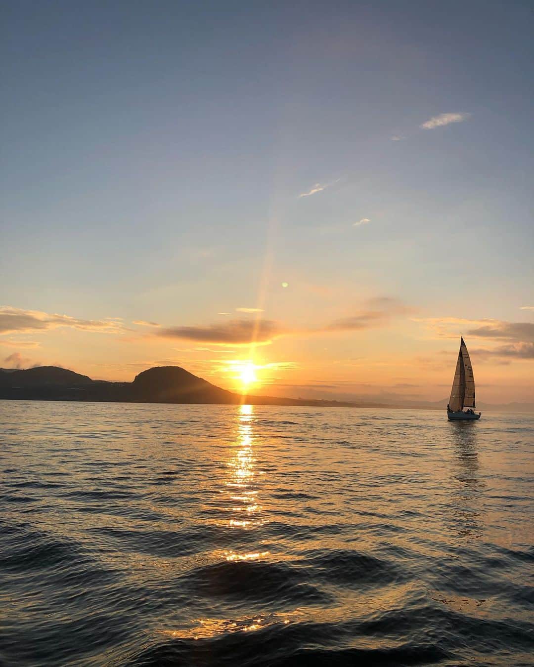 のインスタグラム：「. My short get away has ended beautifully. I watched the sunrise on the yacht for the first time. It was the most beautiful breath taking sunrise I’ve ever seen before. life is too short for not enjoying the moment✌🏽✨ . 初めての海上で迎える日の出。  とても幻想的で息を飲む美しさ。 純粋に “今” しか考えない時間が過ぎていました。  とても綺麗だったのでフィルターなしでシェア😊 . #sunrise #oceaneyes #sailing #yachtlife #nofilter #マインドフルネス #瞑想 #セーリング #日の出 #海のある生活 #旅ガール #絶景 #タビジョ #フィルターなし」