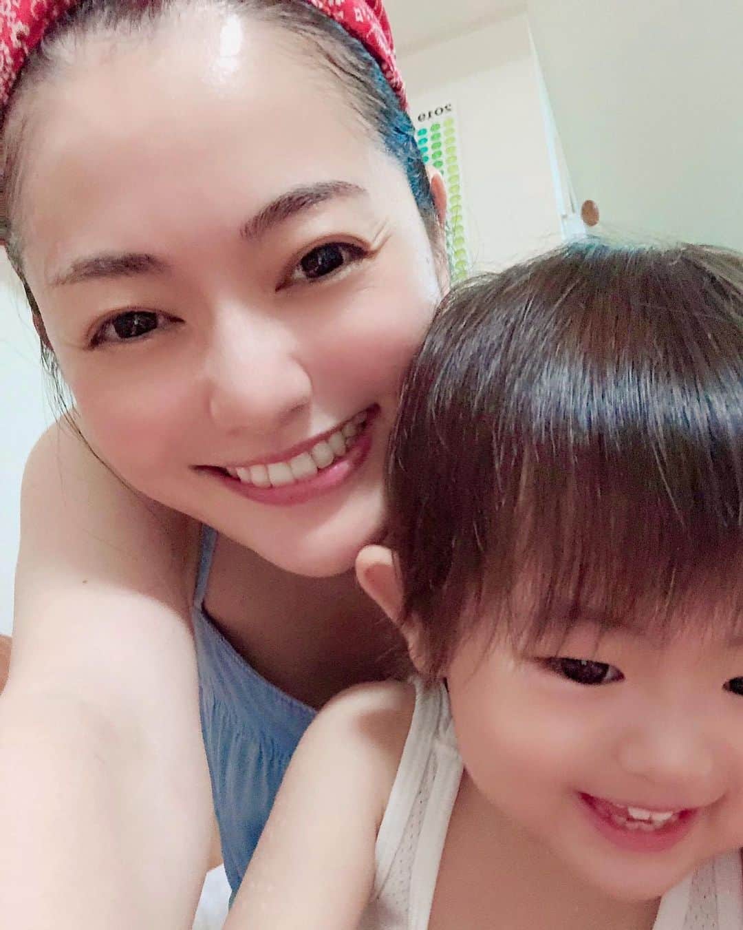 山口愛実さんのインスタグラム写真 - (山口愛実Instagram)「「チェルラー パーフェクトクレンジングジェル」を使い始めました  以前顔のニキビがひどくなった時に皮膚科の先生に相談したらまずはクレンジングをオイルからジェルに変えなさいとアドバイスを頂いてからクレンジングはジェル一筋なんですが今回、卵殻膜美容液で大人気のチェルラーシリーズのジェルタイプクレンジングがリニューアルして登場したということで試してみました  東京大学が研究の「卵殻膜」で気になるハリ、弾力、うるおい、年齢肌ケアが出来てダブル洗顔不要なのでチビと一緒にお風呂の時もサッとメイク落としも洗顔も済ませれちゃう👍 １０種のエッセンシャルオイル、リンゴ幹細胞、9種の果実エキスなど美容成分が入っていて香料が入ってなくてもフレッシュなフルーツの香りがして気持ちもスッキリ🍎  クレンジングお客様満足度91.1％ 私も大大大満足💯赤ちゃんみたいなつるつるうるうる肌に👶✨ #卵殻膜　#エイジングケア　#チェルラー　#アルマード　#スキンケア」7月29日 16時31分 - manami_0331