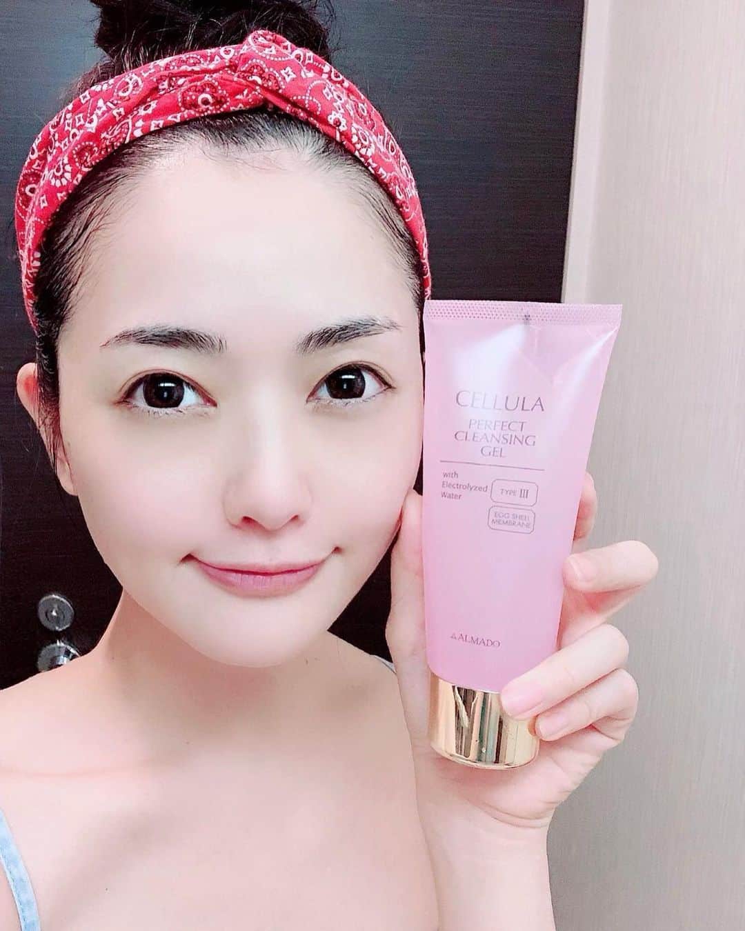 山口愛実さんのインスタグラム写真 - (山口愛実Instagram)「「チェルラー パーフェクトクレンジングジェル」を使い始めました  以前顔のニキビがひどくなった時に皮膚科の先生に相談したらまずはクレンジングをオイルからジェルに変えなさいとアドバイスを頂いてからクレンジングはジェル一筋なんですが今回、卵殻膜美容液で大人気のチェルラーシリーズのジェルタイプクレンジングがリニューアルして登場したということで試してみました  東京大学が研究の「卵殻膜」で気になるハリ、弾力、うるおい、年齢肌ケアが出来てダブル洗顔不要なのでチビと一緒にお風呂の時もサッとメイク落としも洗顔も済ませれちゃう👍 １０種のエッセンシャルオイル、リンゴ幹細胞、9種の果実エキスなど美容成分が入っていて香料が入ってなくてもフレッシュなフルーツの香りがして気持ちもスッキリ🍎  クレンジングお客様満足度91.1％ 私も大大大満足💯赤ちゃんみたいなつるつるうるうる肌に👶✨ #卵殻膜　#エイジングケア　#チェルラー　#アルマード　#スキンケア」7月29日 16時31分 - manami_0331