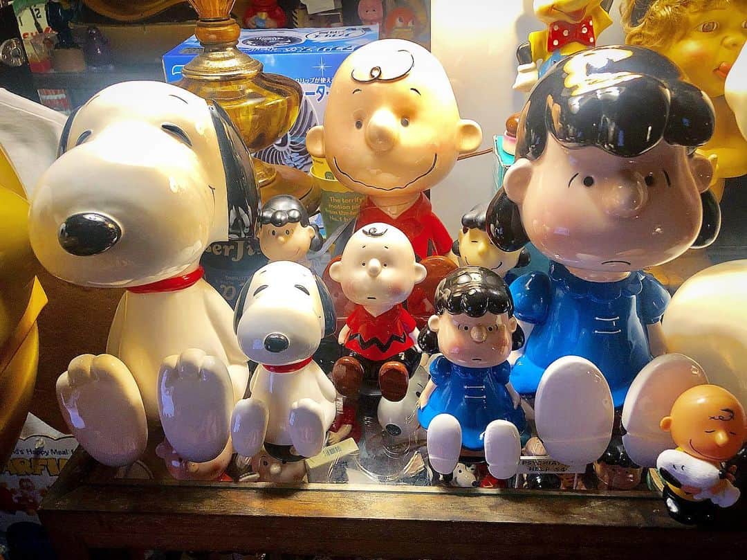 大川知英のインスタグラム：「80s PEANUTS SCHMID CERAMIC MUSIC BOX FIGURE 👨🏽‍✈️このシリーズやっとコンブ🚬うぴ❗️ #peanuts#schmid#ceramic #musicbox#snoopy #charliebrown  #lucy#big#small#オルゴール #うぴ#最高#amecajiboys  #takatsubase #アメトイ部」