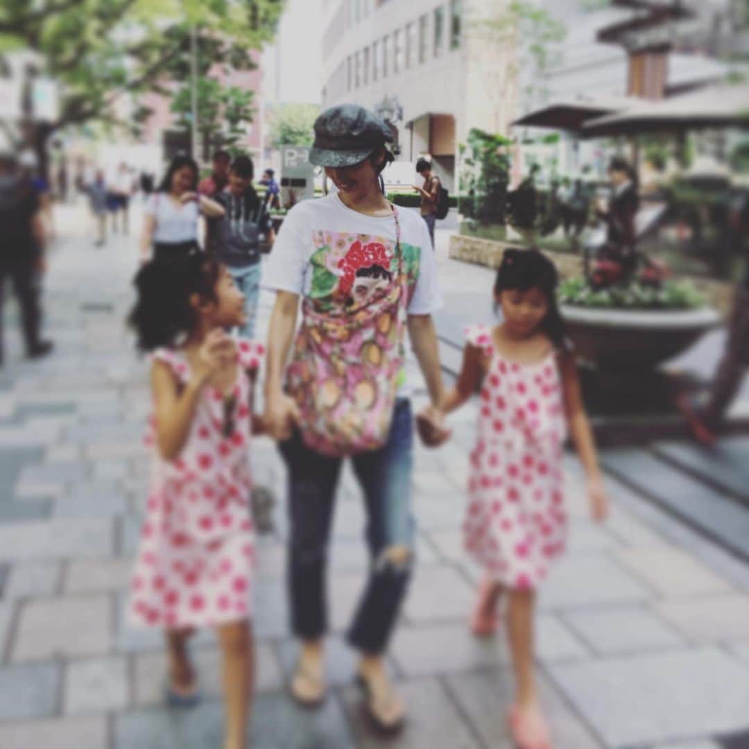 高岡早紀 さんのインスタグラム写真 - (高岡早紀 Instagram)「暑いね〜っ‼︎ 娘と姪っ子連れて、原宿キデイランドまでお散歩&お買いもの。 #娘 #family」7月29日 16時33分 - saki_takaoka