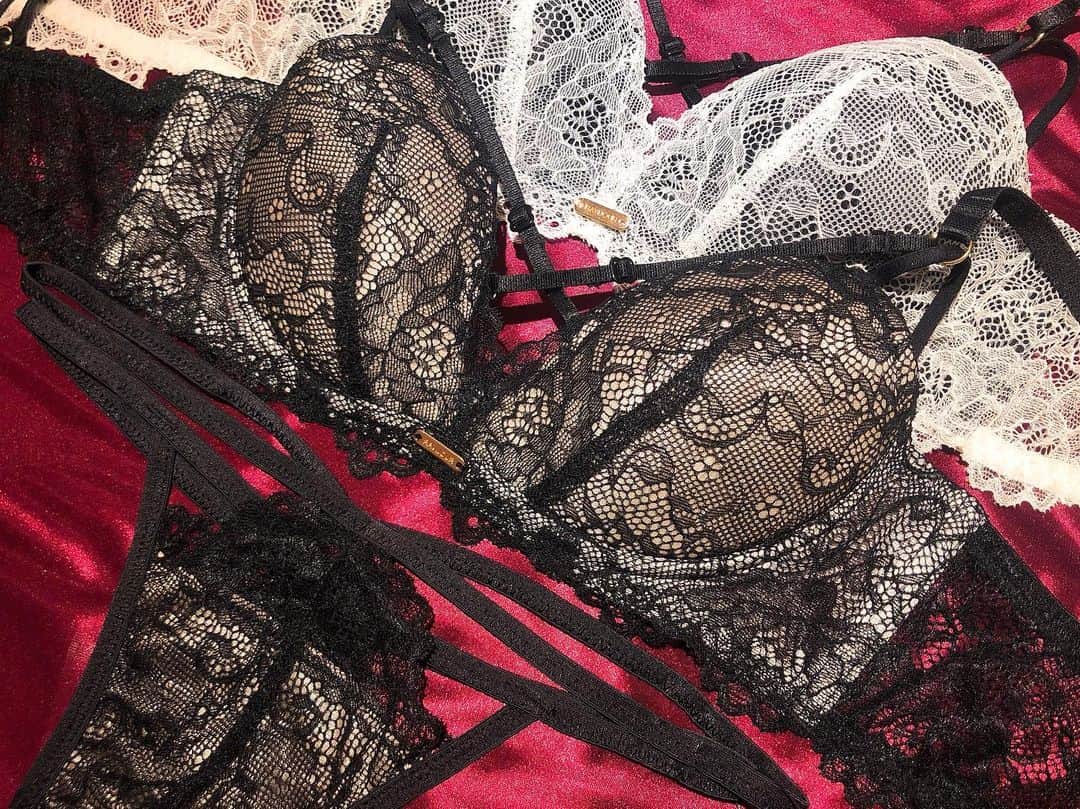 Ravijour札幌4丁目プラザ店のインスタグラム：「. ファインレース🌹 マルチとアイボリーです😘 . #Ravijour #Ravijourstaff #Ravijoursapporo #ラヴィジュール #lingerie #ランジェリー」
