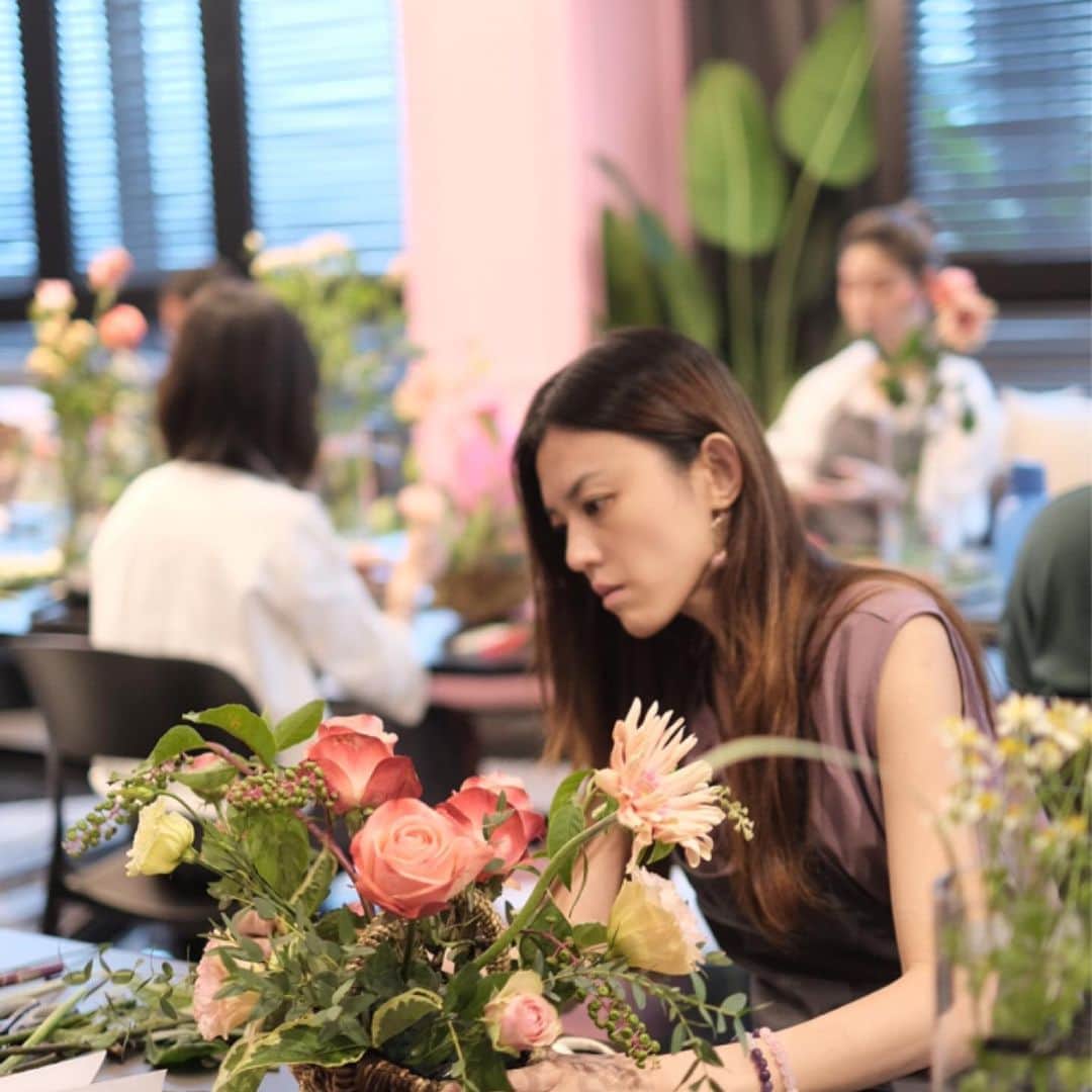 플로리스트 이주연 florist Lee Ju Yeonさんのインスタグラム写真 - (플로리스트 이주연 florist Lee Ju YeonInstagram)「. . @blossom_m_florist x @vanessflower . Flower work shop in Malaysia 🖤 . Our students are so pretty , beautiful 💕 It's even more beautiful to focus on. 💓 . . #수업문의 #주문예약 #lesson #Order  Katalk ID vaness52 클래스상시모집 당일꽃주문가능 WeChat ID vaness_flower E-mail vanessflower@naver.com . 강남구 역삼동608-16 📞02-545-6813 . #vanessflower #florist #flowershop #handtied #flowerlesson #花束 #花束包装 #바네스플라워 #플라워카페 #플로리스트 #꽃다발 #부케 #플로리스트학원 #역삼동꽃집 #역삼역꽃집 #언주역꽃집 #꽃꽂이수업 #플라워레슨 #꽃다발포장법 #꽃수업 #꽃주문 #하우스웨딩 #대관」7月29日 16時37分 - vanessflower