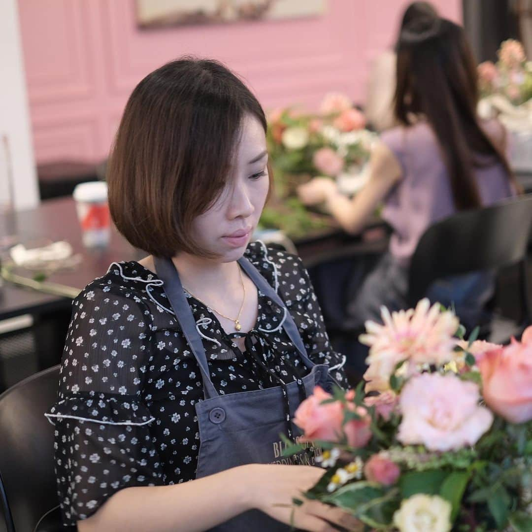 플로리스트 이주연 florist Lee Ju Yeonさんのインスタグラム写真 - (플로리스트 이주연 florist Lee Ju YeonInstagram)「. . @blossom_m_florist x @vanessflower . Flower work shop in Malaysia 🖤 . Our students are so pretty , beautiful 💕 It's even more beautiful to focus on. 💓 . . #수업문의 #주문예약 #lesson #Order  Katalk ID vaness52 클래스상시모집 당일꽃주문가능 WeChat ID vaness_flower E-mail vanessflower@naver.com . 강남구 역삼동608-16 📞02-545-6813 . #vanessflower #florist #flowershop #handtied #flowerlesson #花束 #花束包装 #바네스플라워 #플라워카페 #플로리스트 #꽃다발 #부케 #플로리스트학원 #역삼동꽃집 #역삼역꽃집 #언주역꽃집 #꽃꽂이수업 #플라워레슨 #꽃다발포장법 #꽃수업 #꽃주문 #하우스웨딩 #대관」7月29日 16時37分 - vanessflower