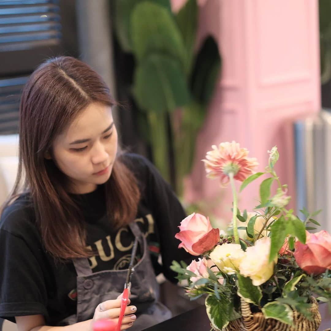 플로리스트 이주연 florist Lee Ju Yeonさんのインスタグラム写真 - (플로리스트 이주연 florist Lee Ju YeonInstagram)「. . @blossom_m_florist x @vanessflower . Flower work shop in Malaysia 🖤 . Our students are so pretty , beautiful 💕 It's even more beautiful to focus on. 💓 . . #수업문의 #주문예약 #lesson #Order  Katalk ID vaness52 클래스상시모집 당일꽃주문가능 WeChat ID vaness_flower E-mail vanessflower@naver.com . 강남구 역삼동608-16 📞02-545-6813 . #vanessflower #florist #flowershop #handtied #flowerlesson #花束 #花束包装 #바네스플라워 #플라워카페 #플로리스트 #꽃다발 #부케 #플로리스트학원 #역삼동꽃집 #역삼역꽃집 #언주역꽃집 #꽃꽂이수업 #플라워레슨 #꽃다발포장법 #꽃수업 #꽃주문 #하우스웨딩 #대관」7月29日 16時37分 - vanessflower