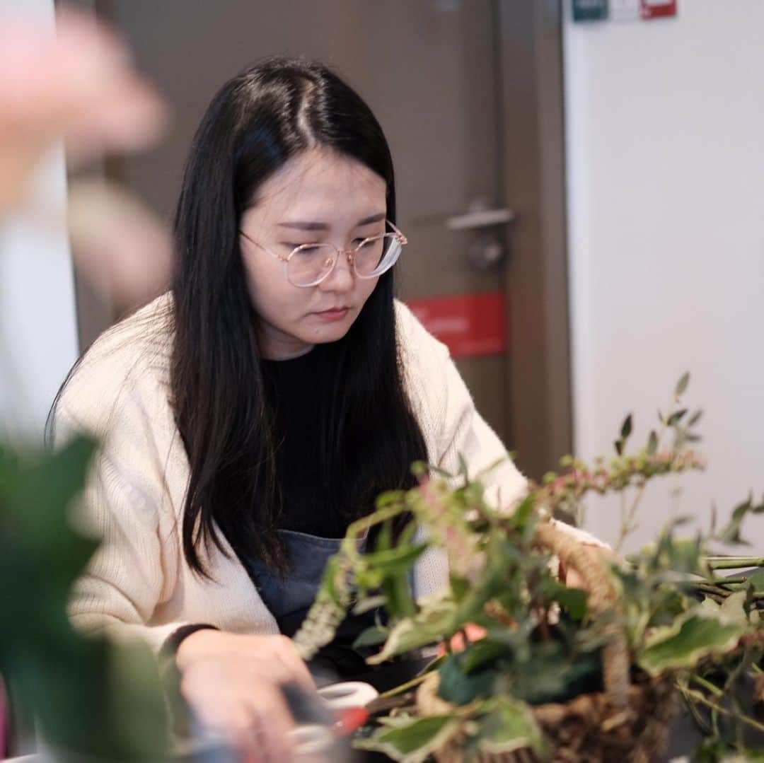 플로리스트 이주연 florist Lee Ju Yeonさんのインスタグラム写真 - (플로리스트 이주연 florist Lee Ju YeonInstagram)「. . @blossom_m_florist x @vanessflower . Flower work shop in Malaysia 🖤 . Our students are so pretty , beautiful 💕 It's even more beautiful to focus on. 💓 . . #수업문의 #주문예약 #lesson #Order  Katalk ID vaness52 클래스상시모집 당일꽃주문가능 WeChat ID vaness_flower E-mail vanessflower@naver.com . 강남구 역삼동608-16 📞02-545-6813 . #vanessflower #florist #flowershop #handtied #flowerlesson #花束 #花束包装 #바네스플라워 #플라워카페 #플로리스트 #꽃다발 #부케 #플로리스트학원 #역삼동꽃집 #역삼역꽃집 #언주역꽃집 #꽃꽂이수업 #플라워레슨 #꽃다발포장법 #꽃수업 #꽃주문 #하우스웨딩 #대관」7月29日 16時37分 - vanessflower