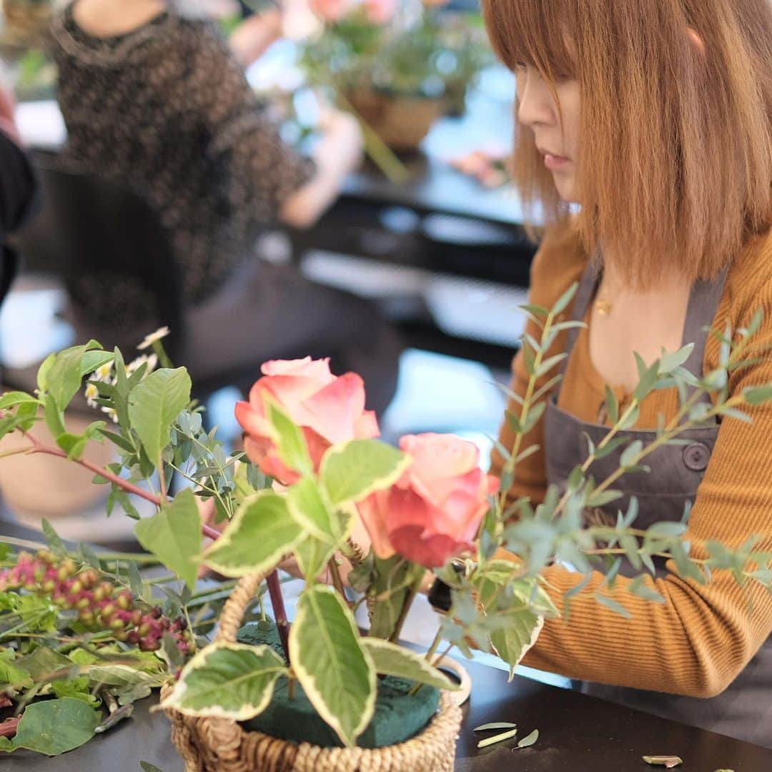 플로리스트 이주연 florist Lee Ju Yeonさんのインスタグラム写真 - (플로리스트 이주연 florist Lee Ju YeonInstagram)「. . @blossom_m_florist x @vanessflower . Flower work shop in Malaysia 🖤 . Our students are so pretty , beautiful 💕 It's even more beautiful to focus on. 💓 . . #수업문의 #주문예약 #lesson #Order  Katalk ID vaness52 클래스상시모집 당일꽃주문가능 WeChat ID vaness_flower E-mail vanessflower@naver.com . 강남구 역삼동608-16 📞02-545-6813 . #vanessflower #florist #flowershop #handtied #flowerlesson #花束 #花束包装 #바네스플라워 #플라워카페 #플로리스트 #꽃다발 #부케 #플로리스트학원 #역삼동꽃집 #역삼역꽃집 #언주역꽃집 #꽃꽂이수업 #플라워레슨 #꽃다발포장법 #꽃수업 #꽃주문 #하우스웨딩 #대관」7月29日 16時37分 - vanessflower