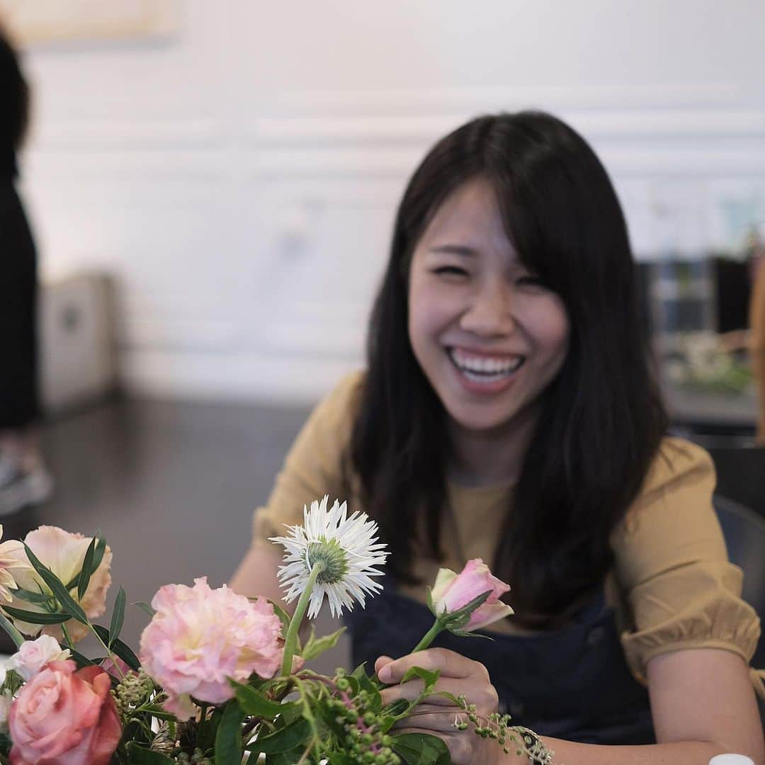 플로리스트 이주연 florist Lee Ju Yeonさんのインスタグラム写真 - (플로리스트 이주연 florist Lee Ju YeonInstagram)「. . @blossom_m_florist x @vanessflower . Flower work shop in Malaysia 🖤 . Our students are so pretty , beautiful 💕 It's even more beautiful to focus on. 💓 . . #수업문의 #주문예약 #lesson #Order  Katalk ID vaness52 클래스상시모집 당일꽃주문가능 WeChat ID vaness_flower E-mail vanessflower@naver.com . 강남구 역삼동608-16 📞02-545-6813 . #vanessflower #florist #flowershop #handtied #flowerlesson #花束 #花束包装 #바네스플라워 #플라워카페 #플로리스트 #꽃다발 #부케 #플로리스트학원 #역삼동꽃집 #역삼역꽃집 #언주역꽃집 #꽃꽂이수업 #플라워레슨 #꽃다발포장법 #꽃수업 #꽃주문 #하우스웨딩 #대관」7月29日 16時37分 - vanessflower