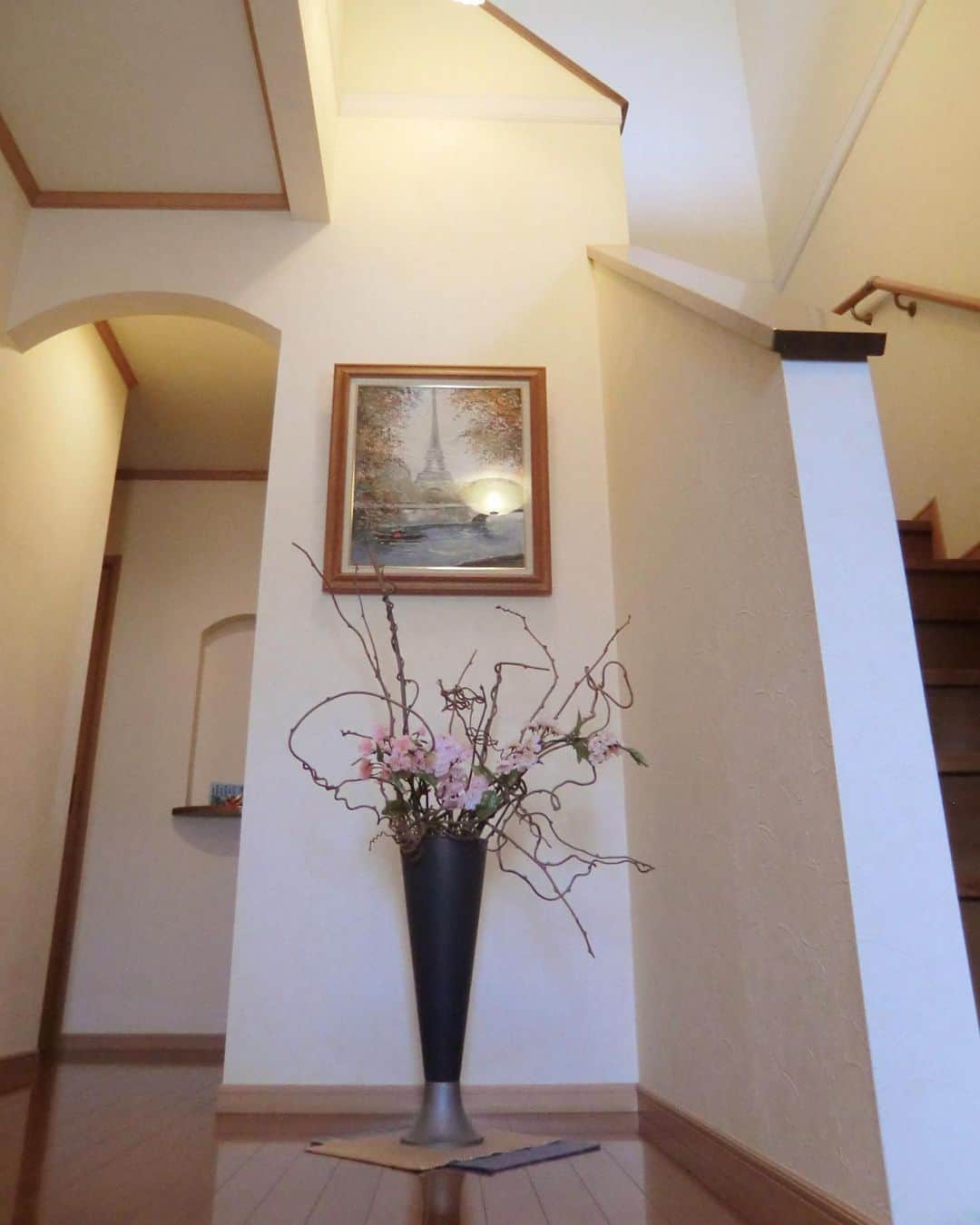 岡谷ホームズ株式会社さんのインスタグラム写真 - (岡谷ホームズ株式会社Instagram)「インナーバルコニーのあるお家 ・ ・ ・ 玄関ホール✨ ・ ご夫妻が旅先で購入した想い出の絵画を飾ったり、季節のお花を飾ったりして楽しまれているそう✨ ・ ・ ・ プロフィール「@okayahomes」より、ウェブサイト www.okaya-homes.co.jp へのリンクができます！ 施工事例やオーナー様からいただいた貴重なお言葉、スタッフブログも掲載しています！ぜひご覧ください😊 エアコンではない新しい選択「光冷暖」のご体感は、モデルハウスへどうぞ！ ・ ・ ・ #岡谷ホームズ #okayahomes #家族が健康で快適に暮らせる家🍀 #施工事例 #四季を通して清々しく #輸入住宅 #注文住宅 #八事ハウジング #名古屋 #愛知県 #三重県 #岐阜県 #新築 #home #myhome #design #プロヴァンス #玄関ホール #旅の想い出 #季節のお花 #家 #家づくり #暮らしを楽しむ #丁寧な暮らし #こだわりの家」7月29日 16時49分 - okayahomes