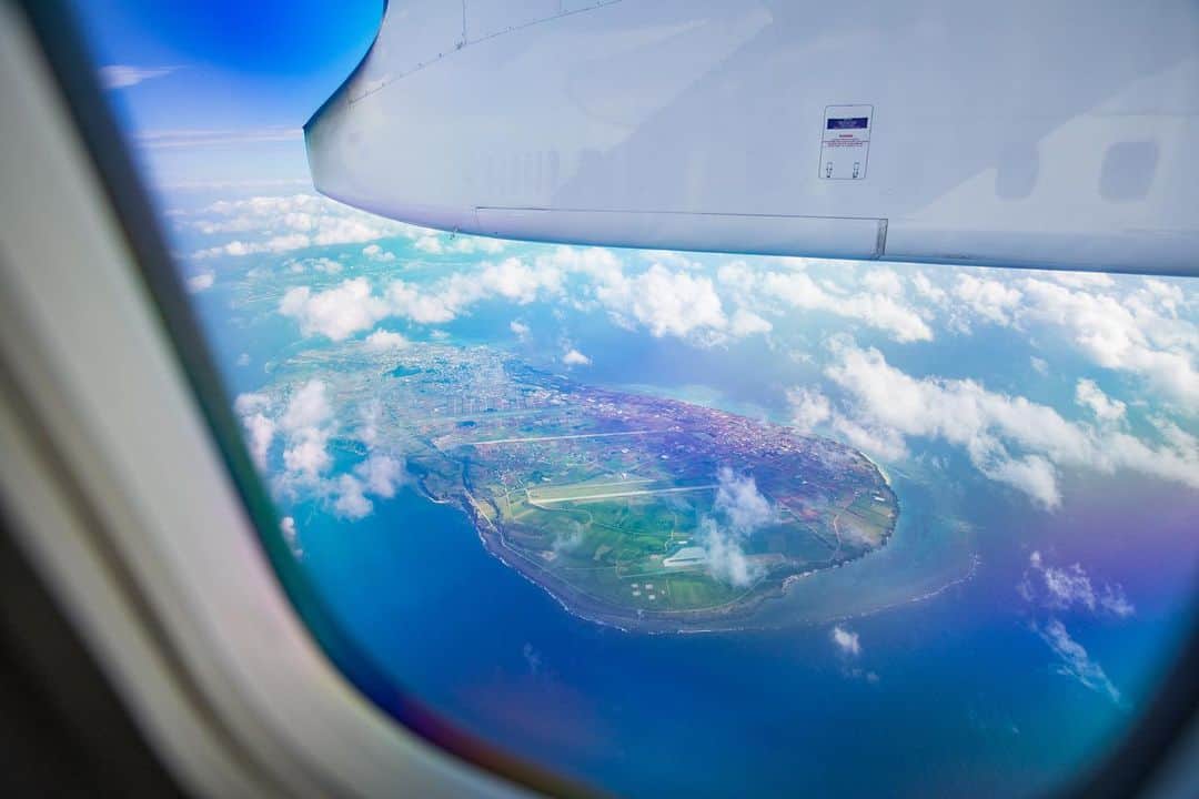おきなわLikesさんのインスタグラム写真 - (おきなわLikesInstagram)「🛫沖縄便の飛行機からみえる島✈️ . 与論島から沖縄本島に帰る時に、 飛行機の中からみた伊江島です🌞 めちゃくちゃきれいでした^ ^ . 沖縄便で本島に飛行機で向かう時みえる島を もしチェックしてる方がいたら教えてください🤔 . いつも旅先から本島に帰るときは疲れているので 寝てしまっているのですが、 空からみた島が新鮮だったので 今後のために知っておきたいです😀！ (今日はちょっとマニアックです😊！) _______________________________________________________ #おきなわLikes#japan#okinawa#沖縄」7月29日 16時47分 - okinawa_likes