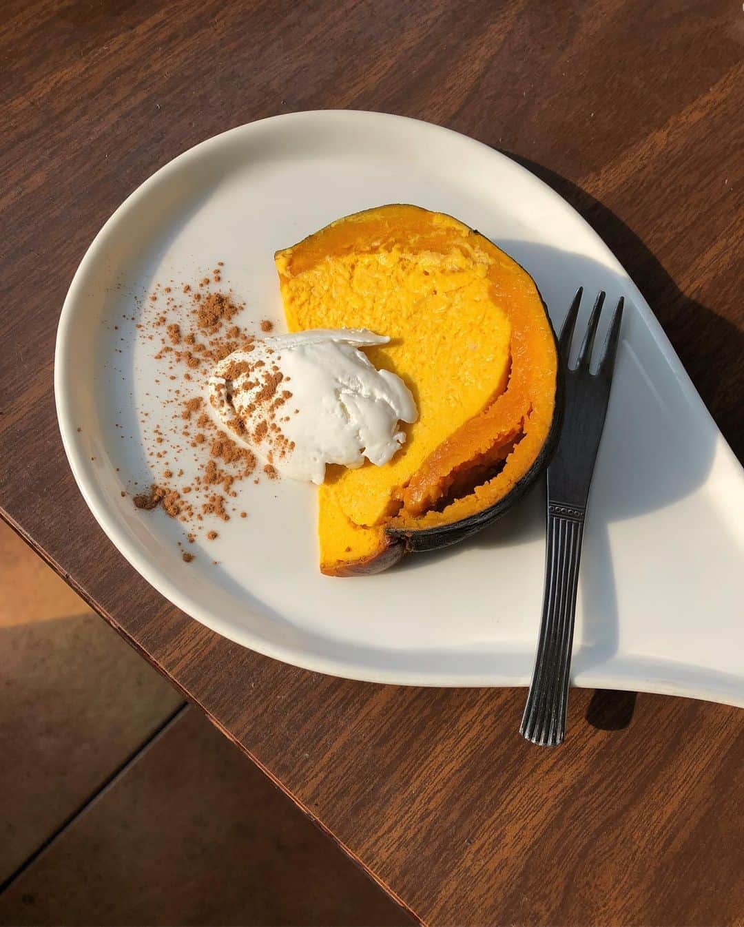 柴田紗希さんのインスタグラム写真 - (柴田紗希Instagram)「ふと頼んだケーキがこんなにフォトジェニックだなんて知らなくてテーブルにきた瞬間にほえ！と言うてしまいました。 カボチャチーズケーキ🧀 #フォトジェニック #とてもとても美味しかったです」7月29日 16時48分 - shibasaaki