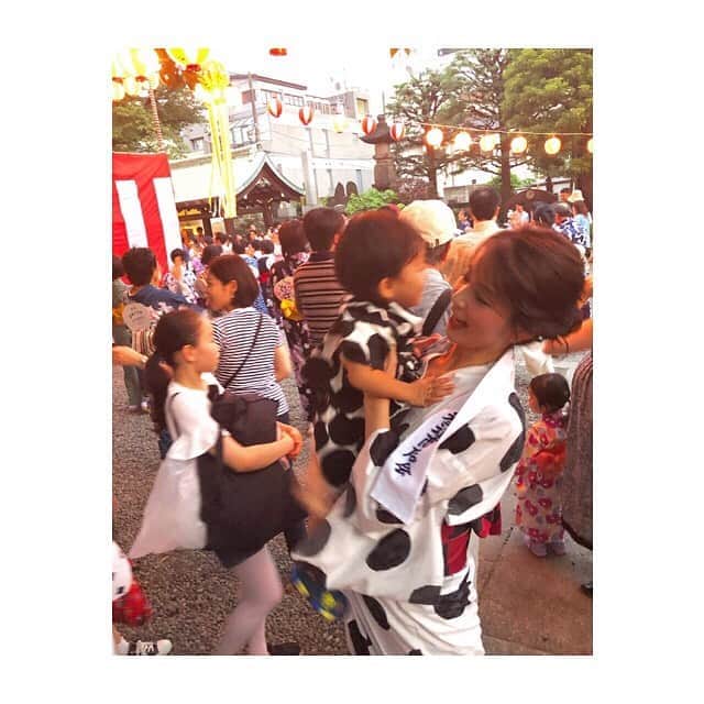 秋元玲奈さんのインスタグラム写真 - (秋元玲奈Instagram)「隅田川の花火大会が開催されましたね^_^ 我が家は毎年恒例の盆踊り大会へ👘息子とお揃いの水玉で^_^  踊り過ぎて筋肉痛と戦う月曜日でした。 #盆踊り #東京音頭 #炭坑節 #次回は河内音頭をマスターせねば #浴衣 #甚平 #水玉」7月29日 16時56分 - rena_akimoto
