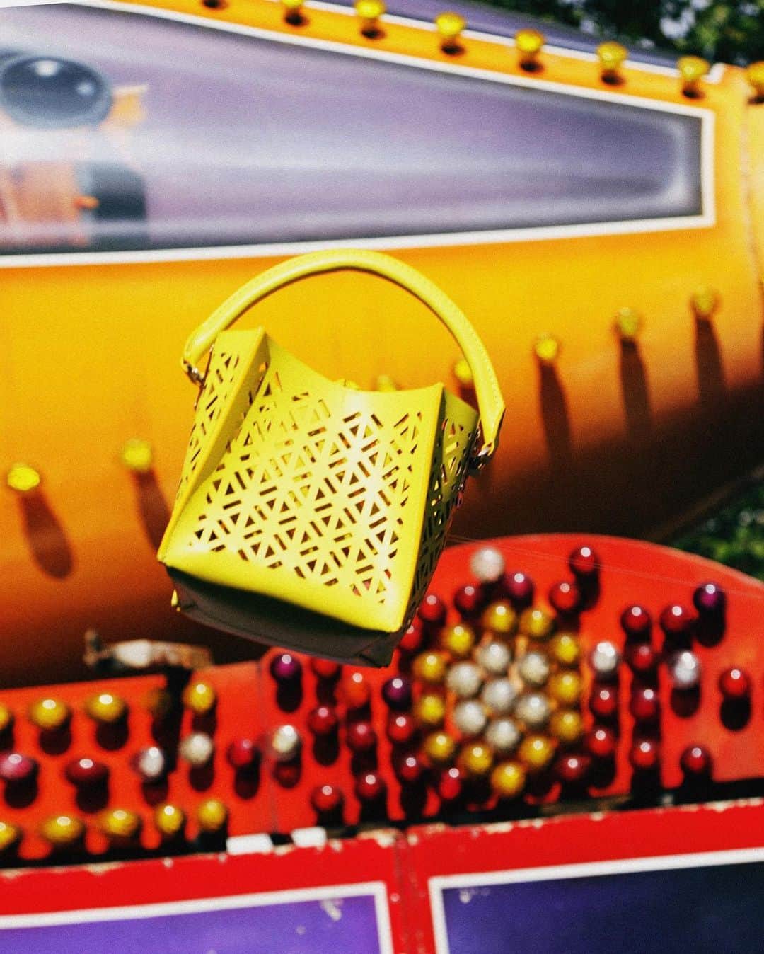 Sophie Hulmeのインスタグラム：「Playtime with the laser-cut Albion Cube 🎡」