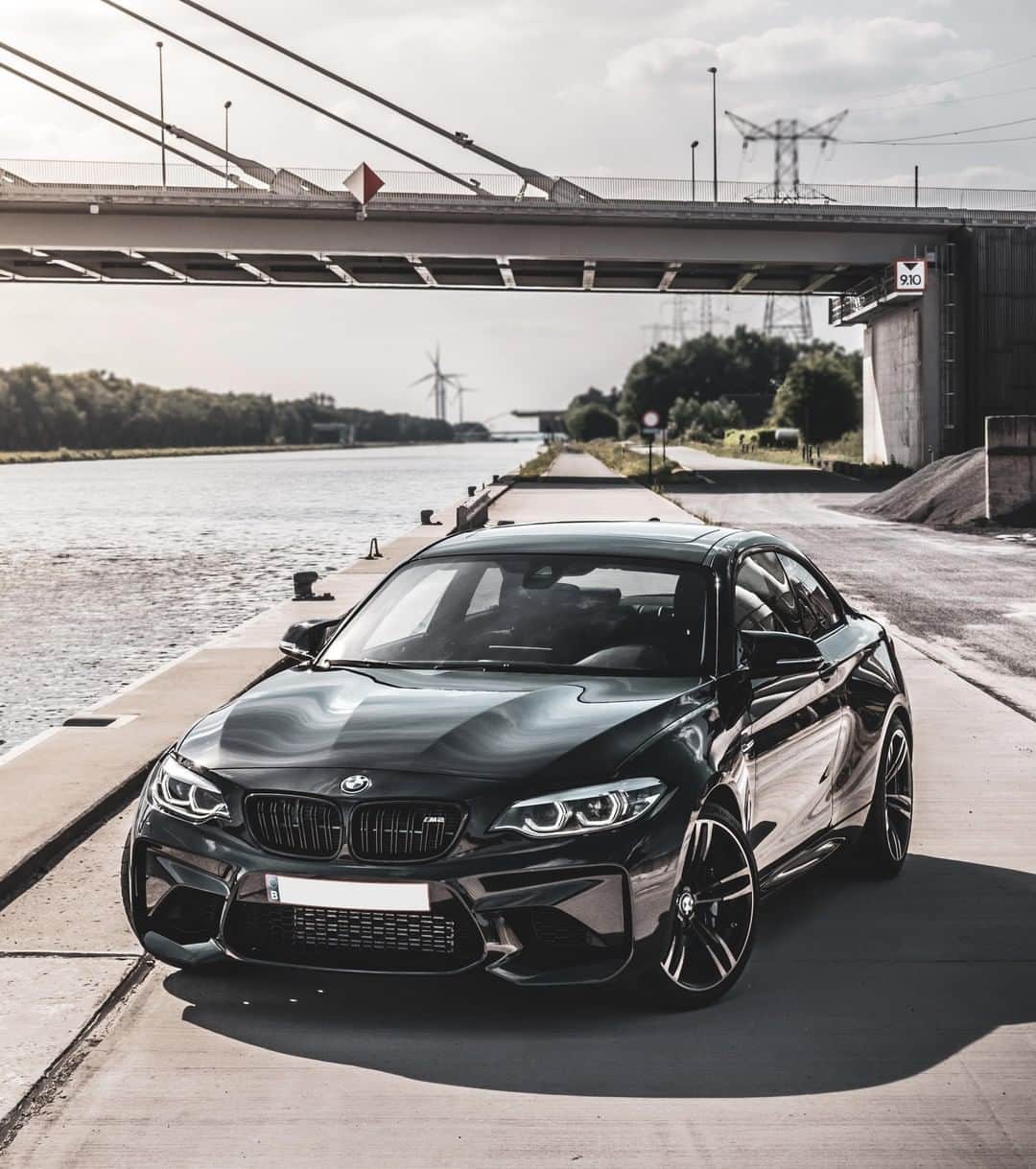 BMWのインスタグラム：「A top athlete’s powerful appearance. The BMW M2 Coupé. #TheM2 #BMW #M2 #BMWM #BMWrepost @shotbybram @black.m2」