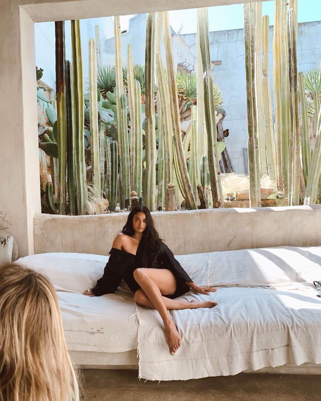 シャニーナ・シャイクのインスタグラム：「Breezy like a Monday morning.... BTS on my @johansenofficial X Shanina collaboration shoot.  You can purchase the BREEZE matching set by pressing the link in my bio 💖」
