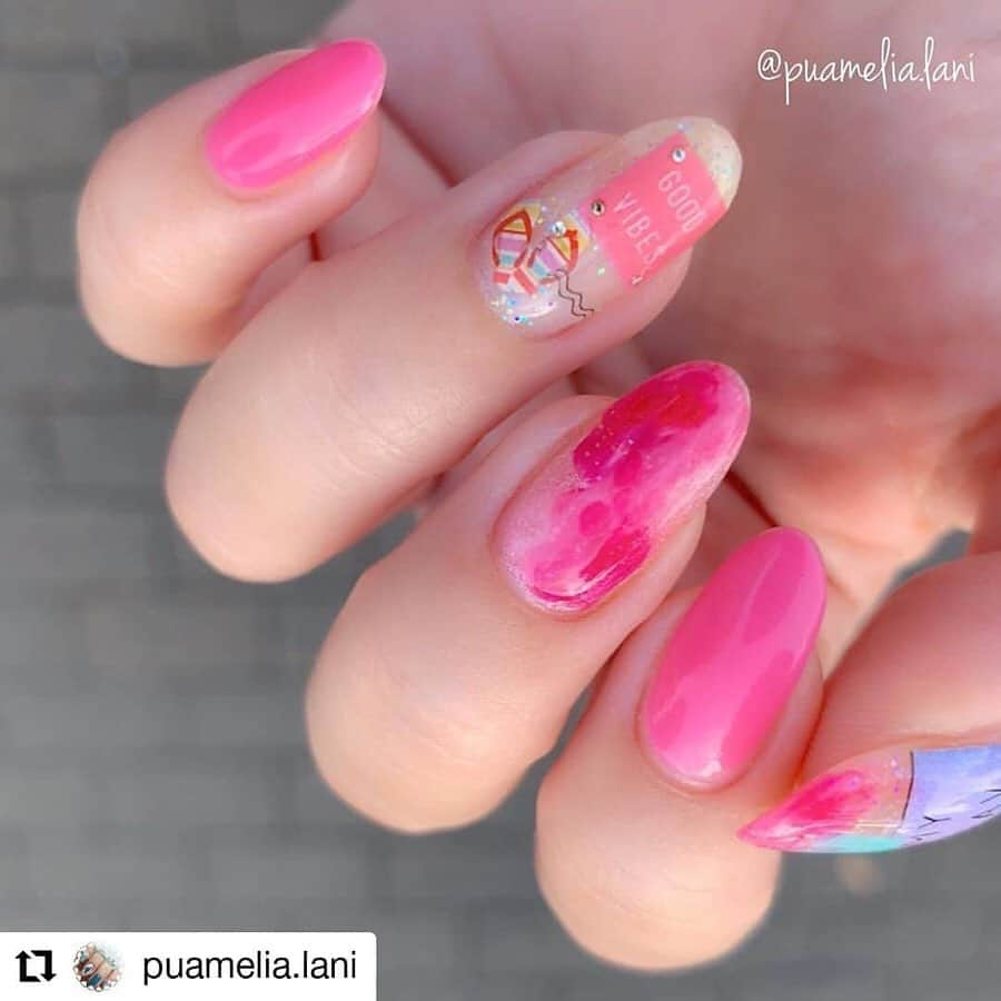 NAIL HOLICさんのインスタグラム写真 - (NAIL HOLICInstagram)「​⠀ 今回は公式アンバサダー @puamelia.lani さまの投稿をRepostさせていただきます！ ⠀ ⠀ ネイルホリックを使用したピンクな夏ネイル💕⠀ 発色の良いピンクの組み合わせが華やかで夏を感じますね♪⠀ ⠀ 【SP042】のラメトップコートは単色使いしても◎⠀ シールの下にラメを敷くことで、可愛らしさアップ❣️⠀ ⠀ @puamelia.lani さまもご参加いただいている⠀ 『✨公式アンバサダー募集企画✨』は残り2日、7/31まで！⠀ お気に入りカラー、この夏楽しみたいカラーなど、みなさまのイチオシカラーを投稿してください🏝⠀ ⠀ #repost ⠀ ⠀ ・・・⠀ ⠀ ꫛꫀꪝ✧*⠀ ピンク！ピンク！ピンク！夏ネイル💅✨⠀ ⠀ 🌺PK822 ネイホリピンクの中でもオススメなカラー💓 塗りやすくムラにならない！そして発色が良い華やかなピンクが夏にピッタリ🏖✨⠀最新フット右足に使っているのと同じ⠀ ⠀ 🌺SP042 最近になってよく使うようになったチラチラTC♪ 単体使いが今のところのマイブーム✨⠀ ⠀ ⠀ #nailholic #PK822 #PK860 #PK810 #SP042 #SP030 #nailholic24_7 #PK881 シール、パーツ ⠀ ⠀ ✼••┈┈••✼••┈┈••✼••┈┈••✼••┈┈••✼••┈┈••✼•• タグにスタッズ、ちさとちゃんがしているのを見て 久しぶりに私も…と思ったら、ん？一つだけ違う種類じゃね？…ろ、ろうが…(: ･×･)ｵｸﾁﾁｬｯｸ ✼••┈┈••✼••┈┈••✼••┈┈••✼••┈┈••✼••┈┈••✼••⠀ ⠀ #nailholic_kose  #私のイチオシカラーネイル #ネイルコンテスト07⠀ ⠀ #くみこのフォロワー感謝祭15k #くみこのフォロワー感謝祭写ネイル賞⠀ ⠀ ⠀ ✼••┈┈┈┈┈┈┈┈┈┈┈┈┈┈┈┈┈┈┈┈┈••✼⠀ #セルフネイル部 #ネイルサークル #マイリコ #私のtrillpic #ネイルサークル #セルフネイル #ポリッシュ #マニキュア #ネイルホリック #夏ネイル #もやもやネイル #ビーチガールネイル #NoNailNoLife #夜な夜なネイル #ネイルは別腹 #miho_nailholic」7月29日 17時00分 - nailholic_kose