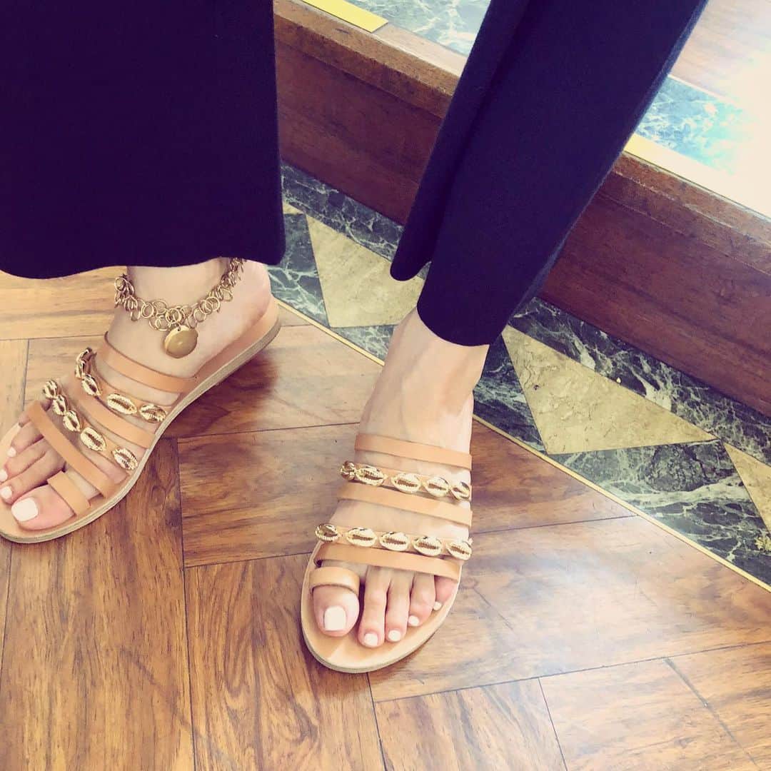 辻直子さんのインスタグラム写真 - (辻直子Instagram)「#ancientgreeksandals#sandal#anklet#tbt#E.D.V.H☺︎ 肌になじむベージュのサンダルは昔からずっと好きです  @ancientgreeksandals」7月29日 17時00分 - naoko.ts
